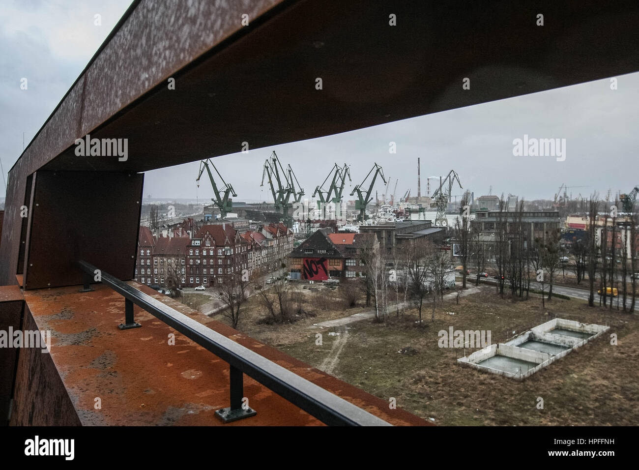 Gdansk, Pologne. 21 février 2017. Zone de chantier naval de Gdansk avec grues de chantier naval est vu le 21 février 2017 à Gdansk, Pologne . Les météorologues prévoir quelques jours de froid et pluvieux, avec de la neige à la fin de la semaine . Credit : Michal Fludra/Alamy Live News Banque D'Images