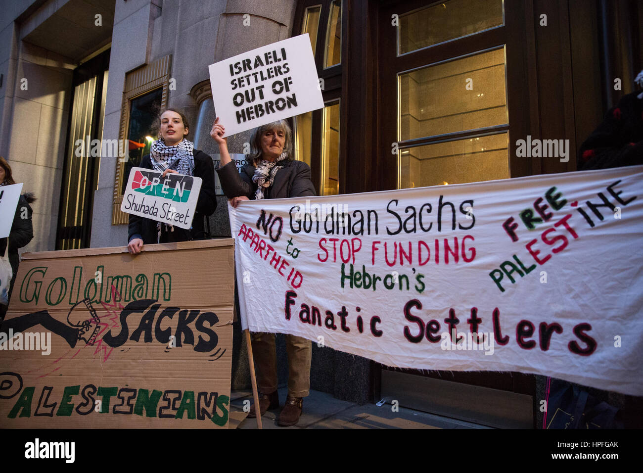 Londres, Royaume-Uni. 21 Février, 2017. Des militants d'Action Palestine Londres protester devant les bureaux de Goldman Sachs à Fleet Street contre les dons faits par l'entreprise de la Caisse d'Hébron, un organisme de bienfaisance américain dédié à la financement des colonies israéliennes à Hébron, la plus grande ville palestinienne en Cisjordanie occupée. Villes d'Israël sur le territoire palestinien occupé sont illégales en vertu du droit international et sont considérés comme un obstacle majeur à la réalisation d'une paix durable entre Israël et la Palestine. Credit : Mark Kerrison/Alamy Live News Banque D'Images