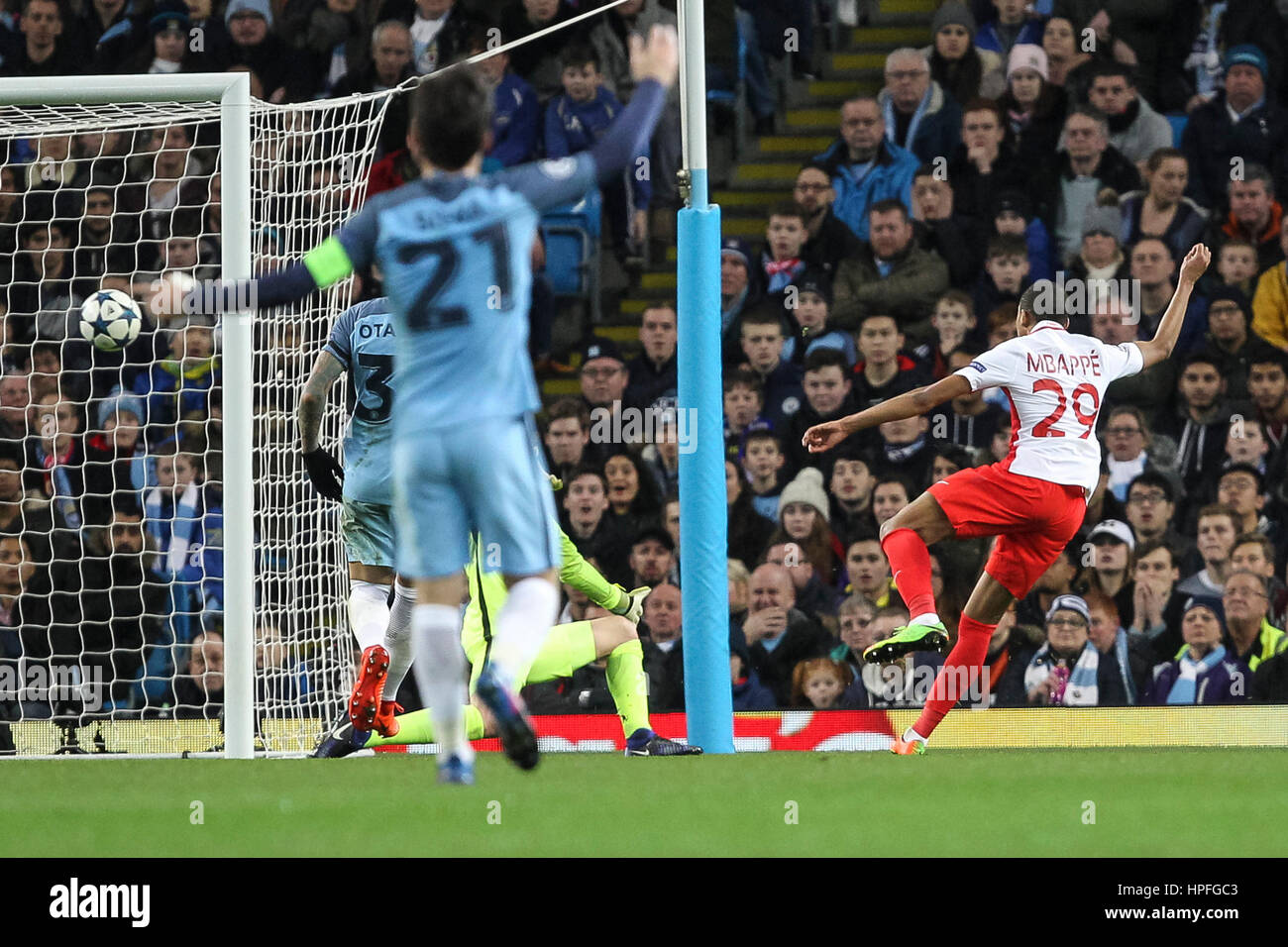 Manchester, UK. Feb 21, 2017. Kylian Mbappe de Monaco marque son deuxième but de la partie pour rendre le score 2-1 au cours de la Ligue des Champions Tour de jambe premier 16 match entre Manchester City et l'AS Monaco à l'Etihad Stadium le 21 février 2017 à Manchester, en Angleterre. Credit : PHC Images/Alamy Live News Banque D'Images