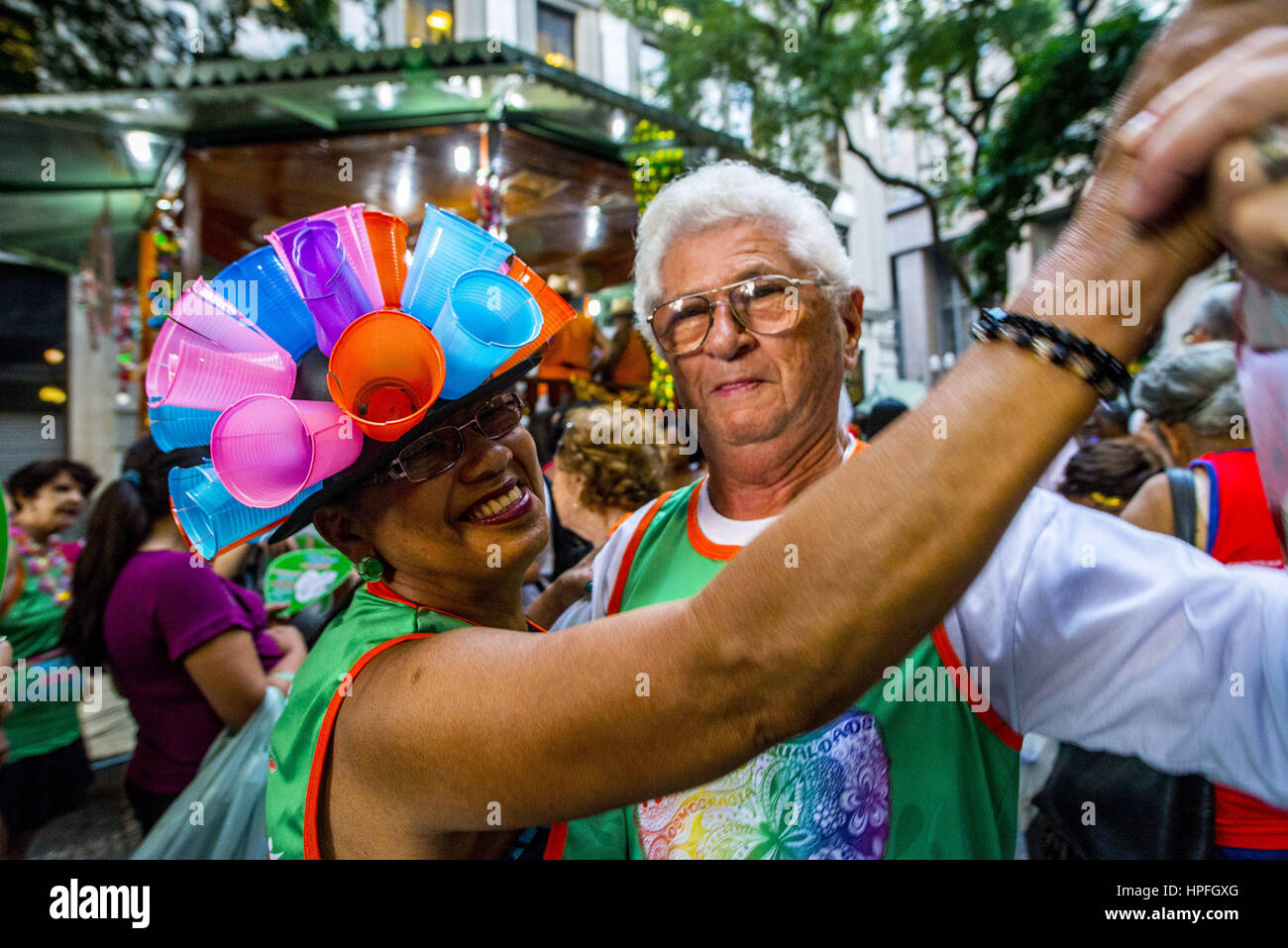 21 février 2017 - SÃ£o Paulo, SÃ£o Paulo, Brésil - Sao Paulo SP, SP 21/02/2017 CARNAVAL DE BILLETS : bloquer de banquiers agiter les rues du vieux centre de SÃ£o Paulo cet après-midi (21). Au milieu de la fête il y avait place pour protester contre les nouvelles règles que le président Michel Temer veut approuver dans le Brésilien à la retraite. Selon la proposition du gouvernement, ceux qui contribuent pour moins de 25 ans n'auront pas le droit de prendre leur retraite même s'ils atteignent l'âge de 65 ans. Credit : Cris Faga/ZUMA/Alamy Fil Live News Banque D'Images