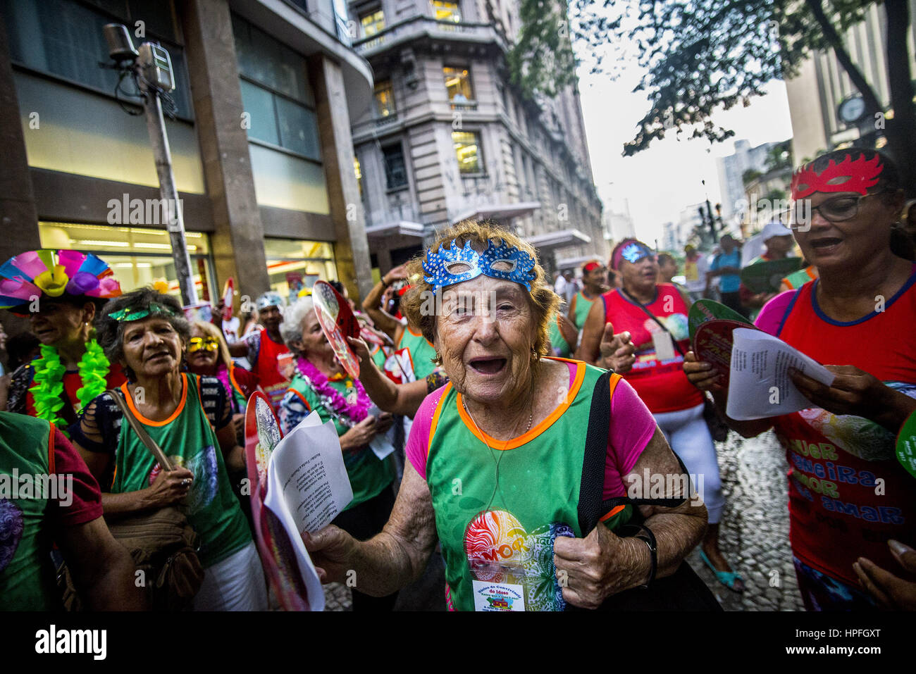 21 février 2017 - SÃ£o Paulo, SÃ£o Paulo, Brésil - Sao Paulo SP, SP 21/02/2017 CARNAVAL DE BILLETS : bloquer de banquiers agiter les rues du vieux centre de SÃ£o Paulo cet après-midi (21). Au milieu de la fête il y avait place pour protester contre les nouvelles règles que le président Michel Temer veut approuver dans le Brésilien à la retraite. Selon la proposition du gouvernement, ceux qui contribuent pour moins de 25 ans n'auront pas le droit de prendre leur retraite même s'ils atteignent l'âge de 65 ans. Credit : Cris Faga/ZUMA/Alamy Fil Live News Banque D'Images