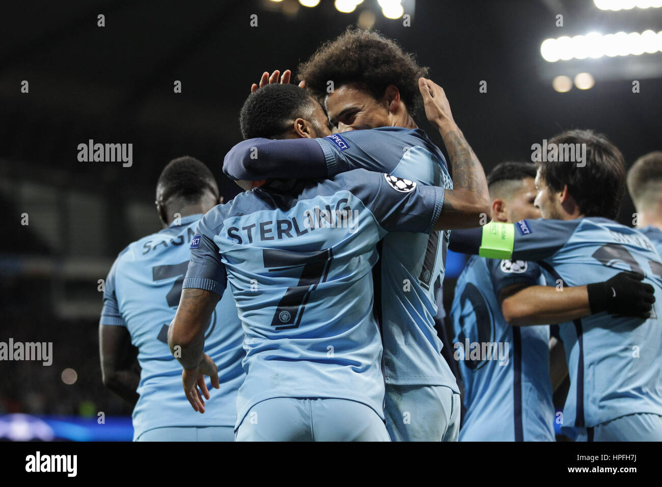Manchester, UK. Feb 21, 2017. Raheem Sterling de Manchester City célèbre avec coéquipier Leroy Sane de Manchester City après avoir marqué son premier but de la partie au cours de l'UEFA Champions League Round de 16 premier match de jambe entre Manchester City et l'AS Monaco à l'Etihad Stadium le 21 février 2017 à Manchester, en Angleterre. Credit : PHC Images/Alamy Live News Banque D'Images