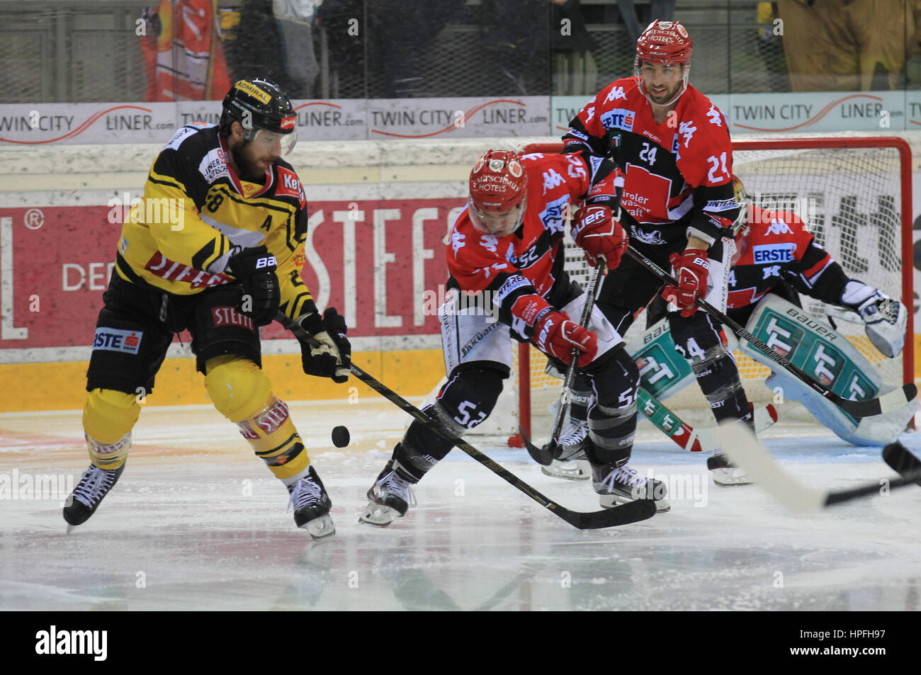 21.02.2017 Eishockey, Albert-Schultz-Halle, Wien, Vienne UPC EBEL capitales - HC TWK Innsbruck Andreas Noedl, Jason Desantis Photo : Cronos/Diener Banque D'Images