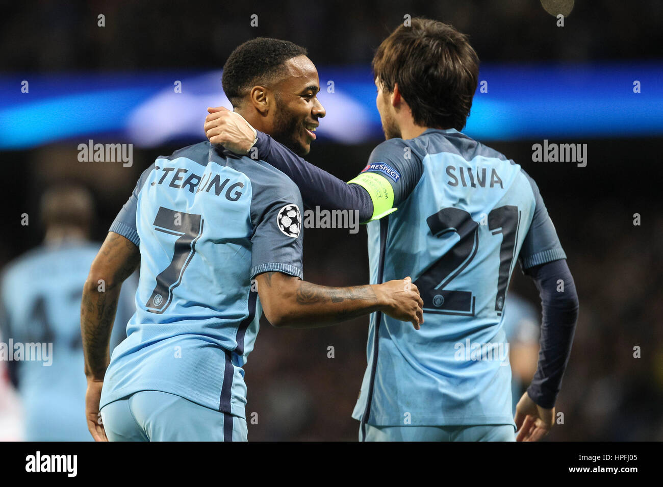 Manchester, UK. Feb 21, 2017. Raheem Sterling de Manchester City célèbre avec coéquipier David Silva de Manchester City après avoir marqué son premier but de la partie au cours de l'UEFA Champions League Round de 16 premier match de jambe entre Manchester City et l'AS Monaco à l'Etihad Stadium le 21 février 2017 à Manchester, en Angleterre. Credit : PHC Images/Alamy Live News Banque D'Images