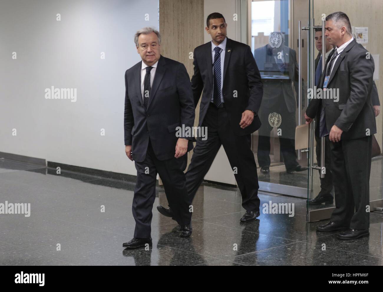 Organisation des Nations Unies, New York, USA. Feb 21, 2017. Secrétaire général Antonio Guterres sur son chemin vers le Conseil de sécurité pour rendre hommage à Vitaly I. Churkin, Représentant permanent de la Fédération de Russie à l'ONU, qui est décédé le 20 février aujourd'hui au siège des Nations Unies à New York. Photo : Luiz Rampelotto/EuropaNewswire | Conditions de crédit dans le monde entier : dpa photo alliance/Alamy Live News Banque D'Images