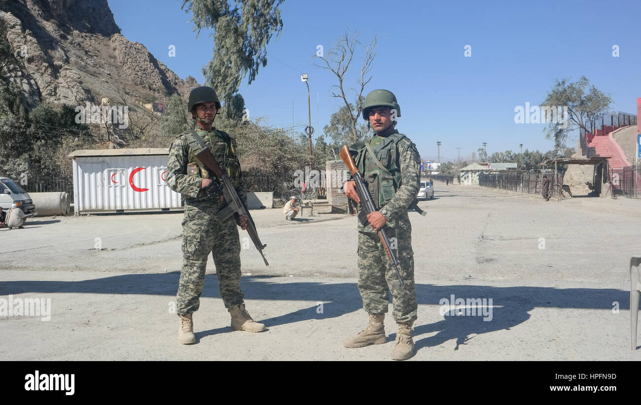 TORKHAM, 21/02/2017 : Pakistan-Gate à Torkham frontière a été fermé sinece Fen 17, 2017 Les forces de sécurité de la frontière. alerte stand pour dissuader toute sorte d'accident. Il convient de mentionner ici que les militants après attaque sur un sanctuaire Soufi au Pakistan. Banque D'Images