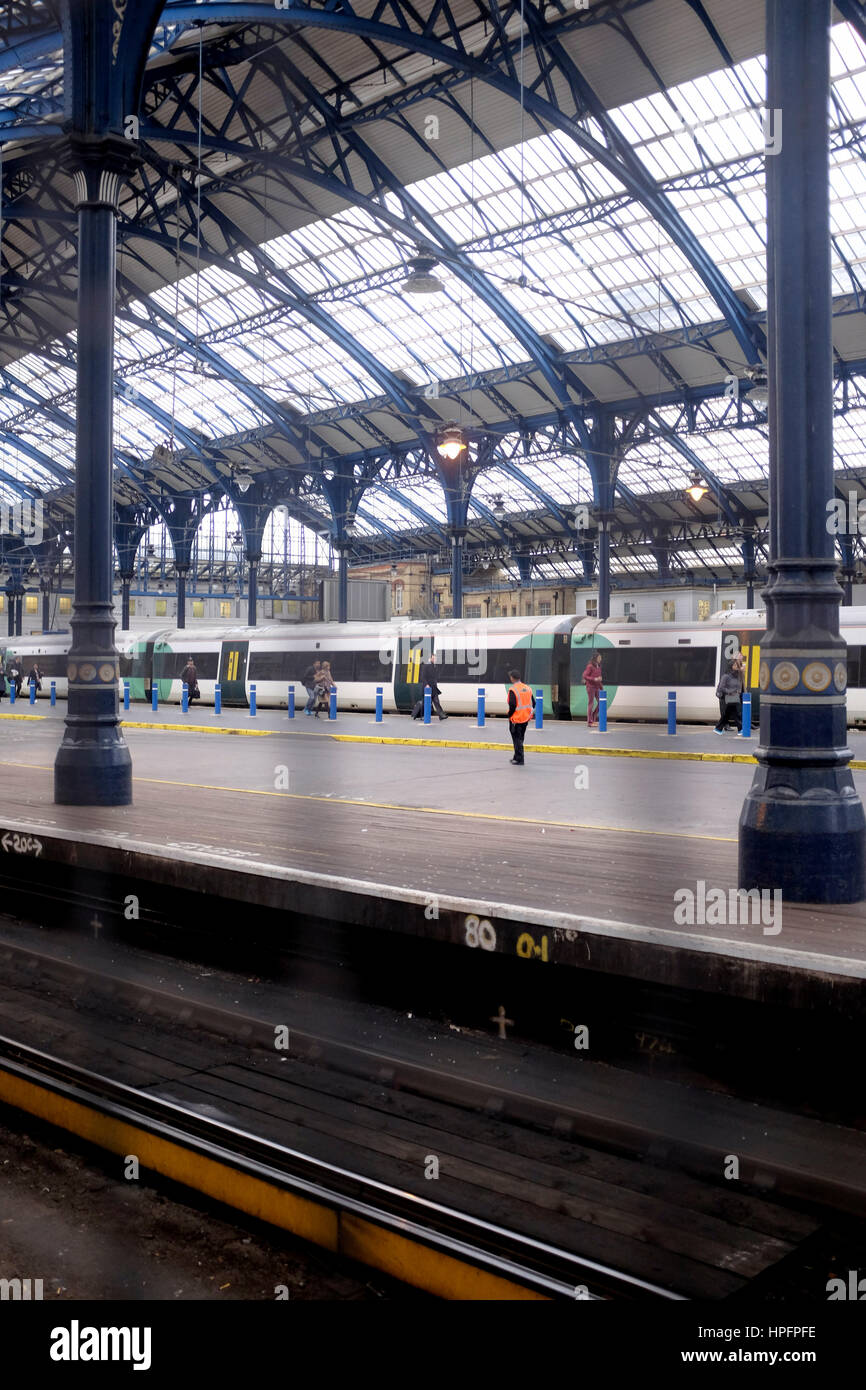 Brighton, UK. Feb 22, 2017. Les passagers à la gare ce matin, comme de l'Union européenne une autre étape de l'équipe de jour de grève dans le conflit entre la direction et les syndicats sur les trains conducteur seul . Le long conflit qui a causé une interruption de voyage dans le sud-est est sur le Sud Rail management désireux de se débarrasser de conducteurs sur les trains Crédit : Simon Dack/Alamy Live News Banque D'Images