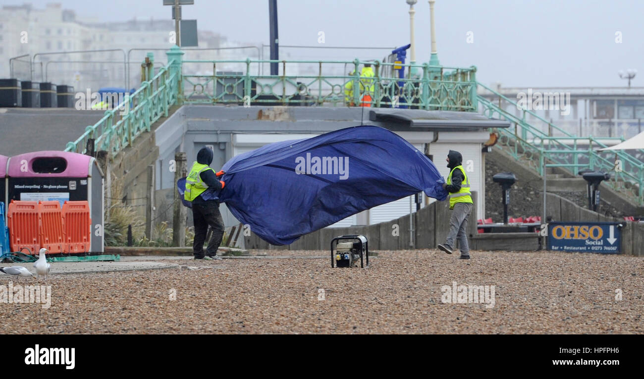 Brighton, UK. Feb 22, 2017. La lutte des ouvriers d'une bâche par vent fort sur le front de mer de Brighton ce matin que Storm Doris se dirige vers la Grande-Bretagne au cours des prochains jours . Crédit : Simon Dack/Alamy Live News Banque D'Images