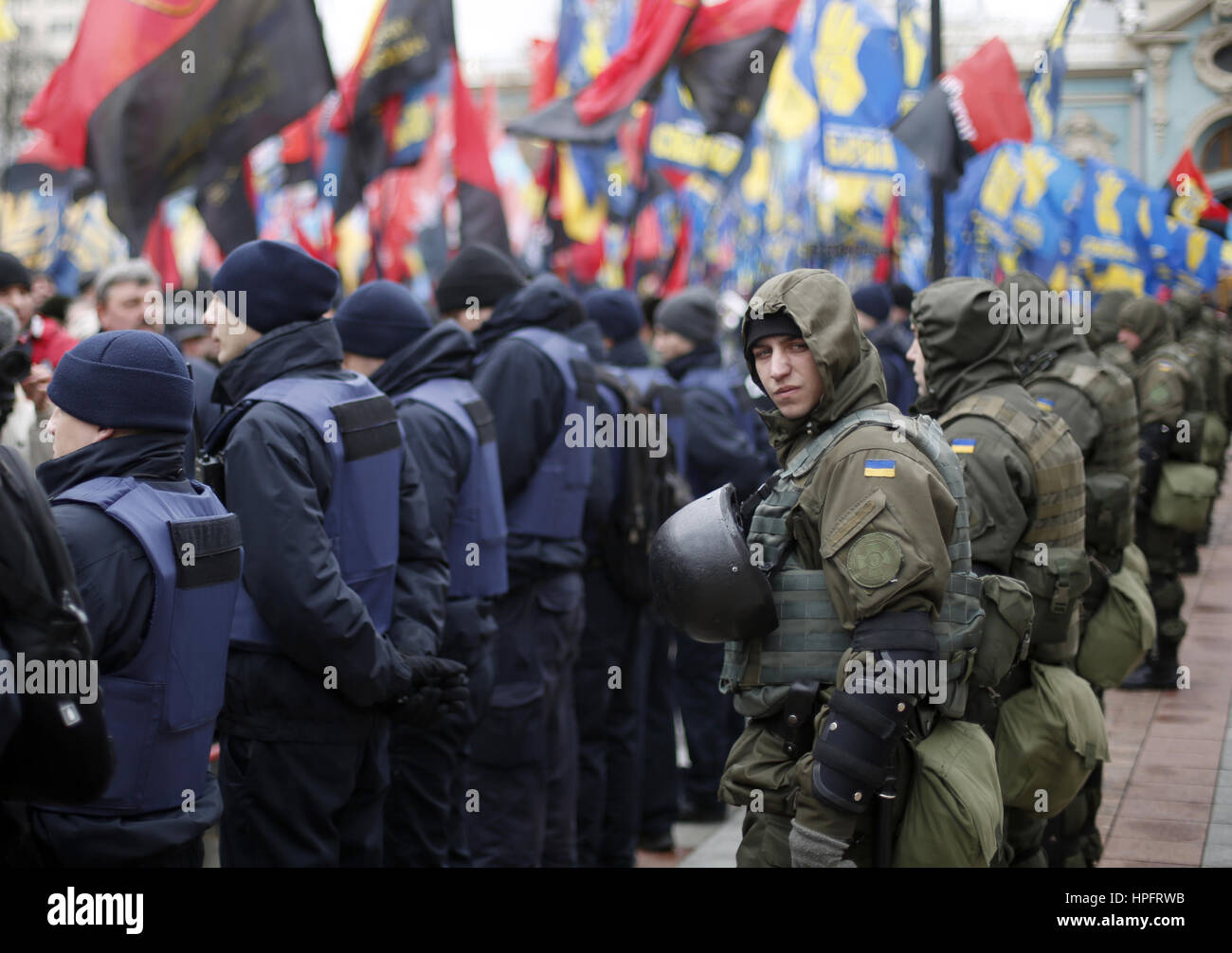 Kiev, Ukraine. Feb 22, 2017. Les agents de police sont vus devant le Parlement ukrainien lors d'une ''Marche de la dignité nationale'' à Kiev, Ukraine, février. 22, 2017. Crédit : Michel Stepanov/ZUMA/Alamy Fil Live News Banque D'Images