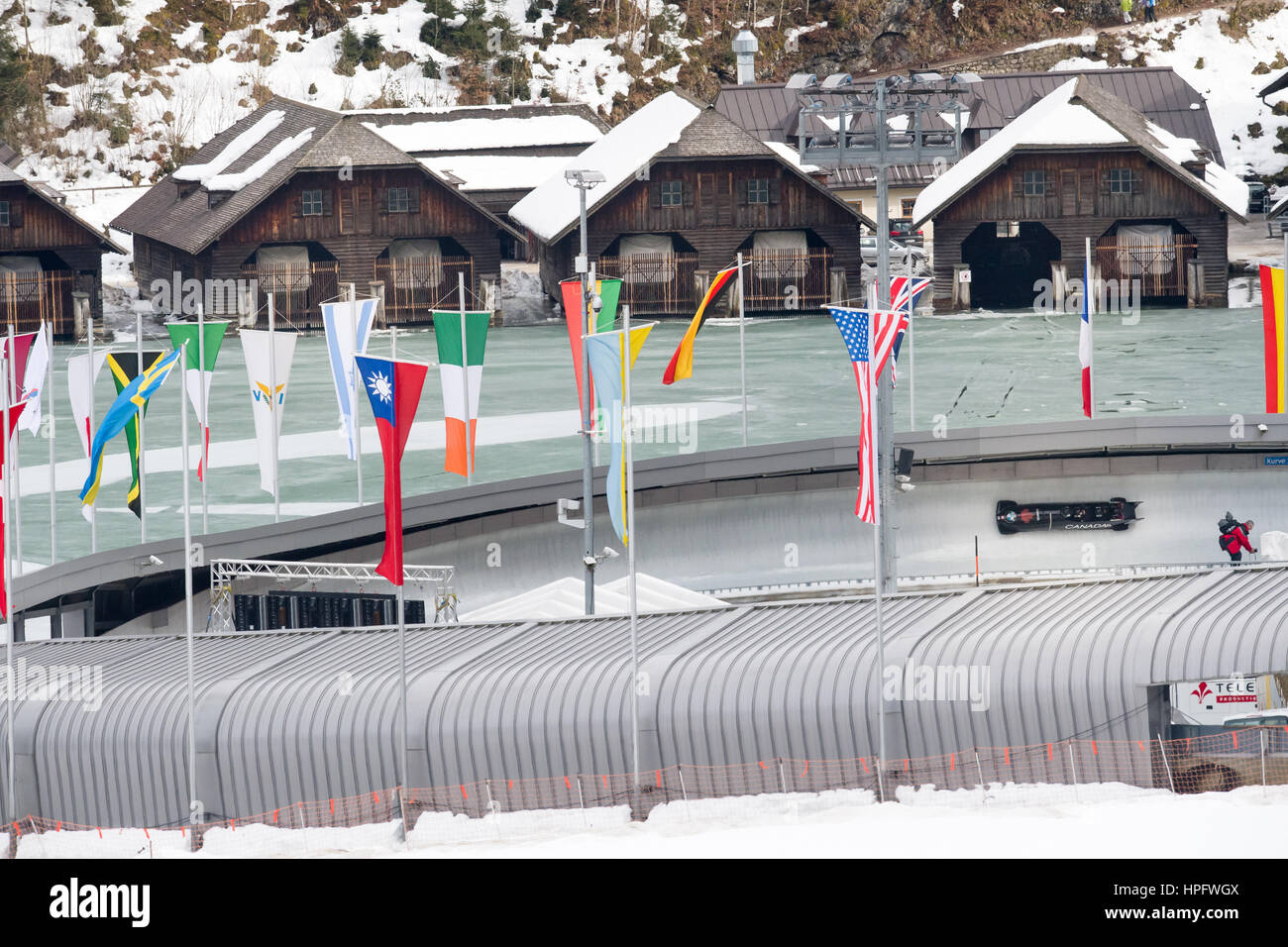 Schoenau am Königssee, Allemagne. Feb 22, 2017. Les quatre personnes Bon avec Chris Cameron, printemps des pierres, Lascelles Brown et Neville Wright du Canada en passant l'écho-courbe bordée de drapeaux à Schoenau am Königssee, Allemagne, 22 février 2017. Les Championnats du monde de bobsleigh et de skeleton 2017 se poursuivra jusqu'à la 26 février 2017. Photo : Peter Kneffel/dpa/Alamy Live News Banque D'Images