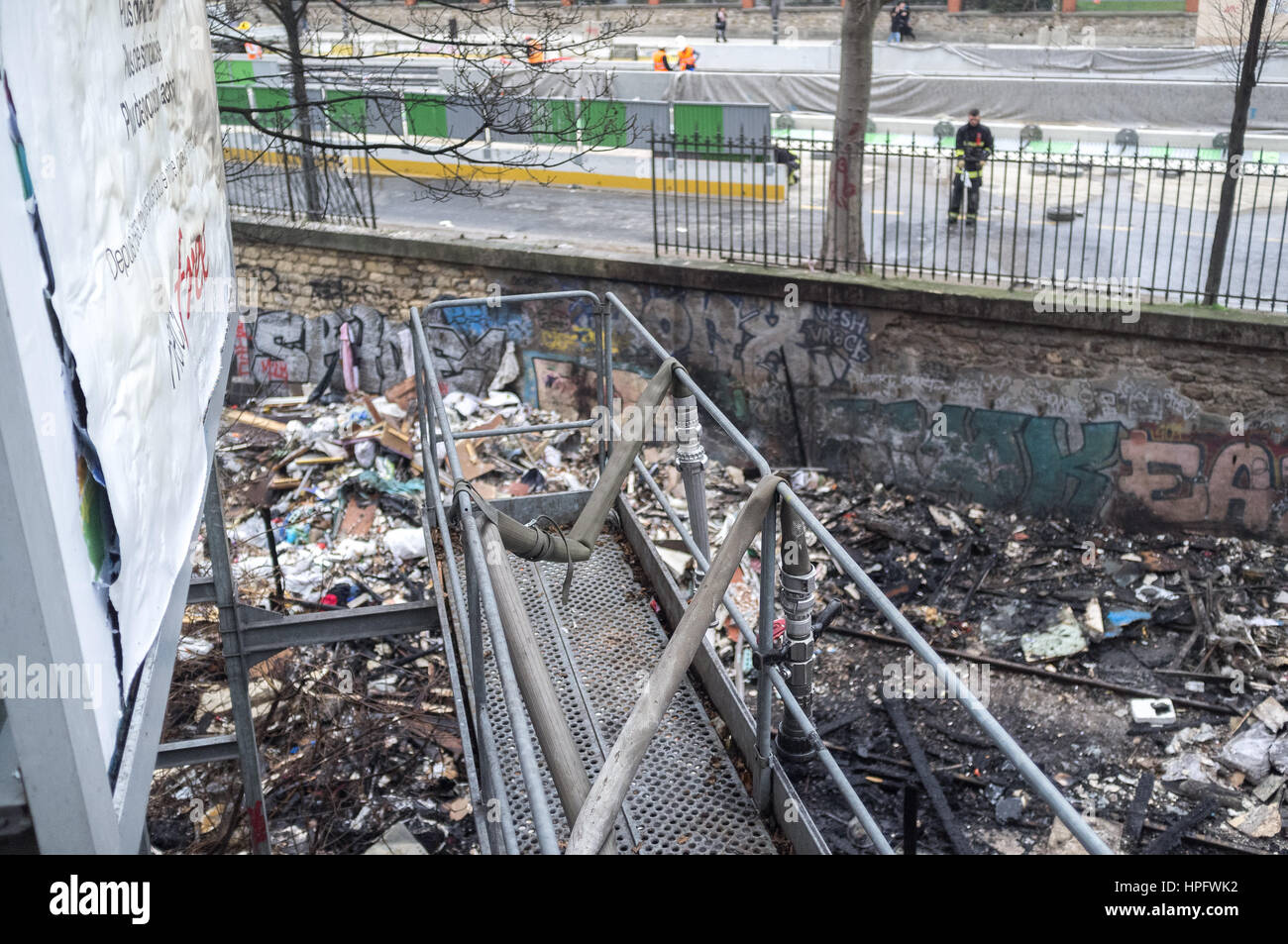 Paris, France. Feb 22, 2017. Incendie dans le camp rom de la Porte de Clignancourt. - 22/02/2017 - France/Ile-de-France (région)/Paris - Un incendie a forcé les Roms du bidonville de la Porte de Clignancourt à l'évacuation. - Julien Mattia/Le Pictorium Crédit : Le Pictorium/Alamy Live News Banque D'Images