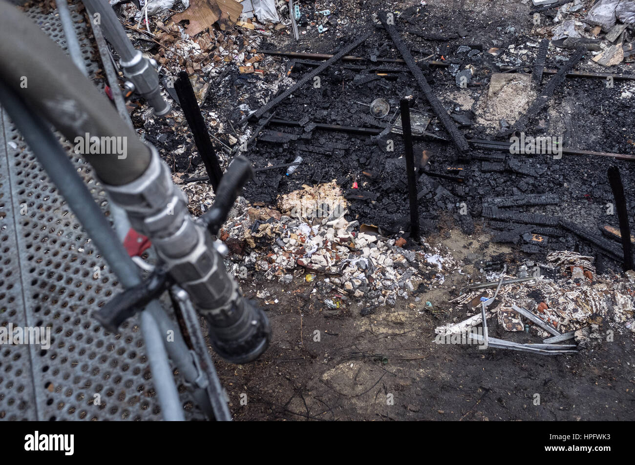 Paris, France. Feb 22, 2017. Incendie dans le camp rom de la Porte de Clignancourt. - 22/02/2017 - France/Ile-de-France (région)/Paris - Un incendie a forcé les Roms du bidonville de la Porte de Clignancourt à l'évacuation. - Julien Mattia/Le Pictorium Crédit : Le Pictorium/Alamy Live News Banque D'Images