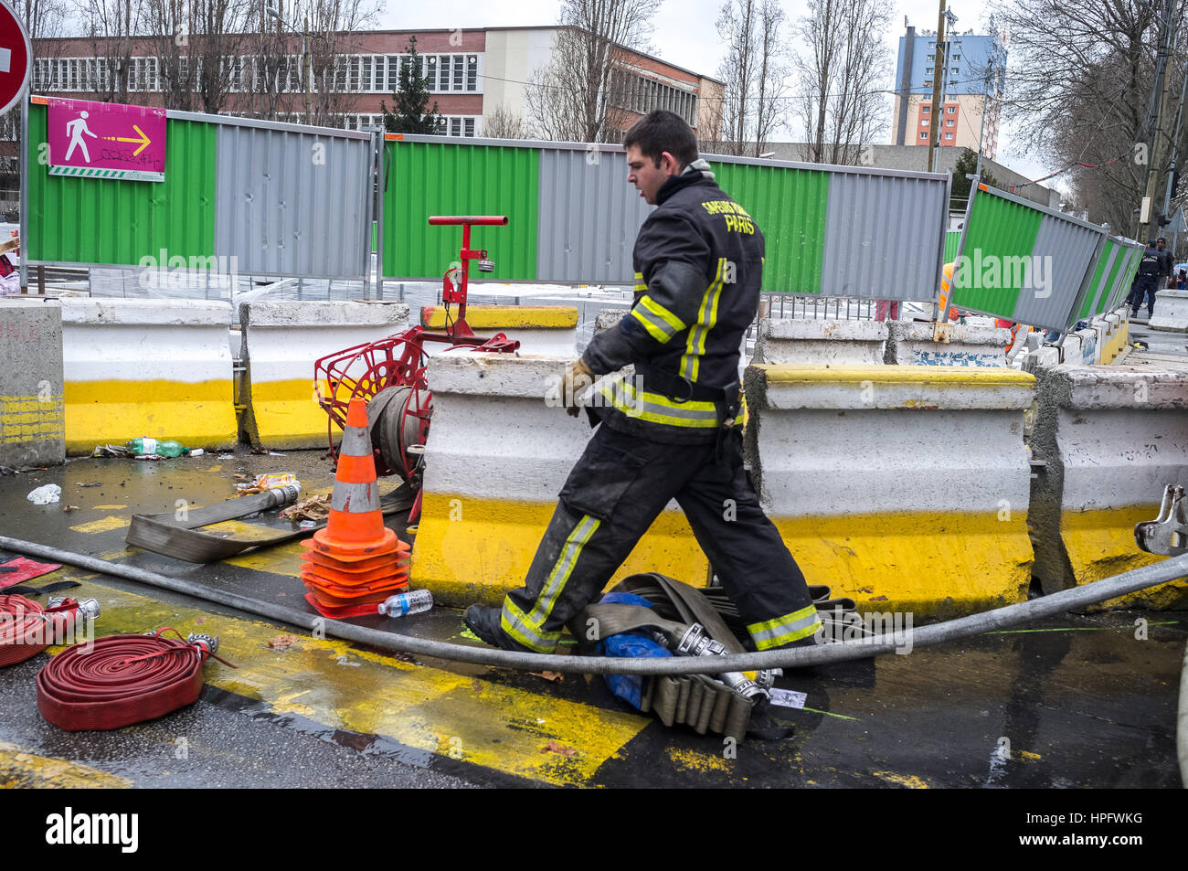 Paris, France. Feb 22, 2017. Incendie dans le camp rom de la Porte de Clignancourt. - 22/02/2017 - France/Ile-de-France (région)/Paris - Un incendie a forcé les Roms du bidonville de la Porte de Clignancourt à l'évacuation. - Julien Mattia/Le Pictorium Crédit : Le Pictorium/Alamy Live News Banque D'Images