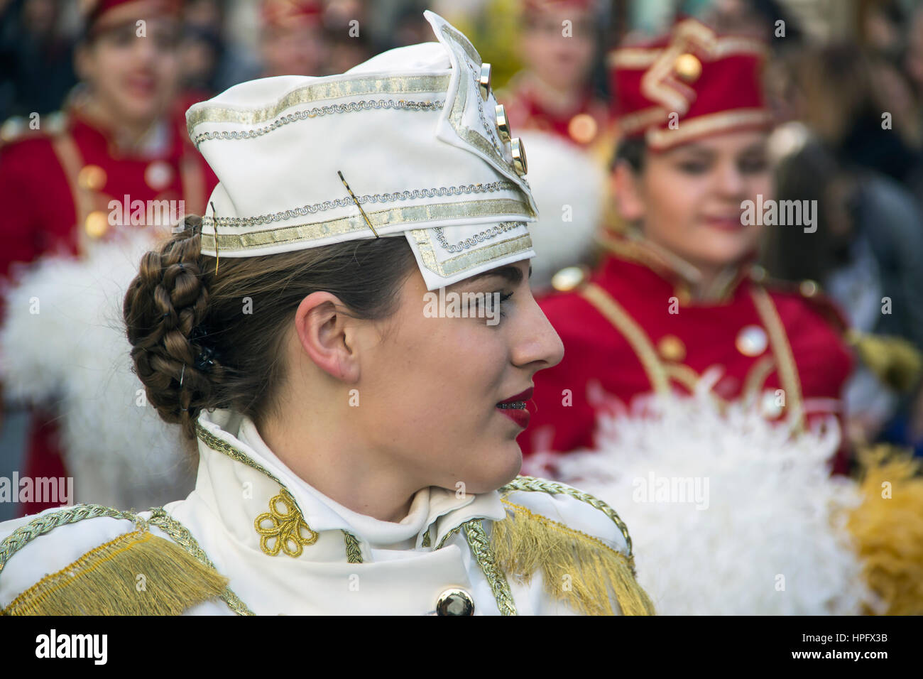 Belgrade, Serbie. Feb 22, 2017. Majorettes et musiciens de Herceg Novi (Monténégro) prendront part au défilé dans le centre-ville dans la rue Knez Mihailova en l'honneur de la fête qui célèbre la floraison du mimosa sur la côte adriatique qui marque la fin de l'hiver et le début de la saison du printemps. Credit : Bratislav Stefanovic/Alamy Live News Banque D'Images