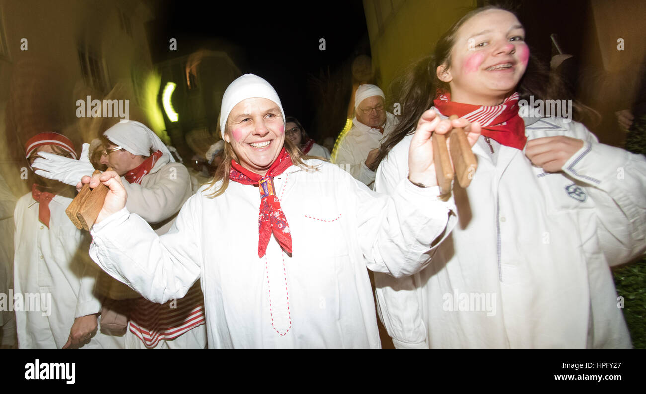 Radolfzell, Allemagne. Feb 22, 2017. Des gens habillés en chemises de nuit dans le centre-ville de Radolfzell au soi-disant "parade" Hemdglonkerumzug à Radolfzell, Allemagne, 22 février 2017. Le 'fou' porter des chemises de nuit et nuit des chapeaux. Le Swabian-Alemannic Fastnacht carnival commence avec le 'Hemdglonkerumzug' parade. Photo : Patrick Seeger/dpa/Alamy Live News Banque D'Images