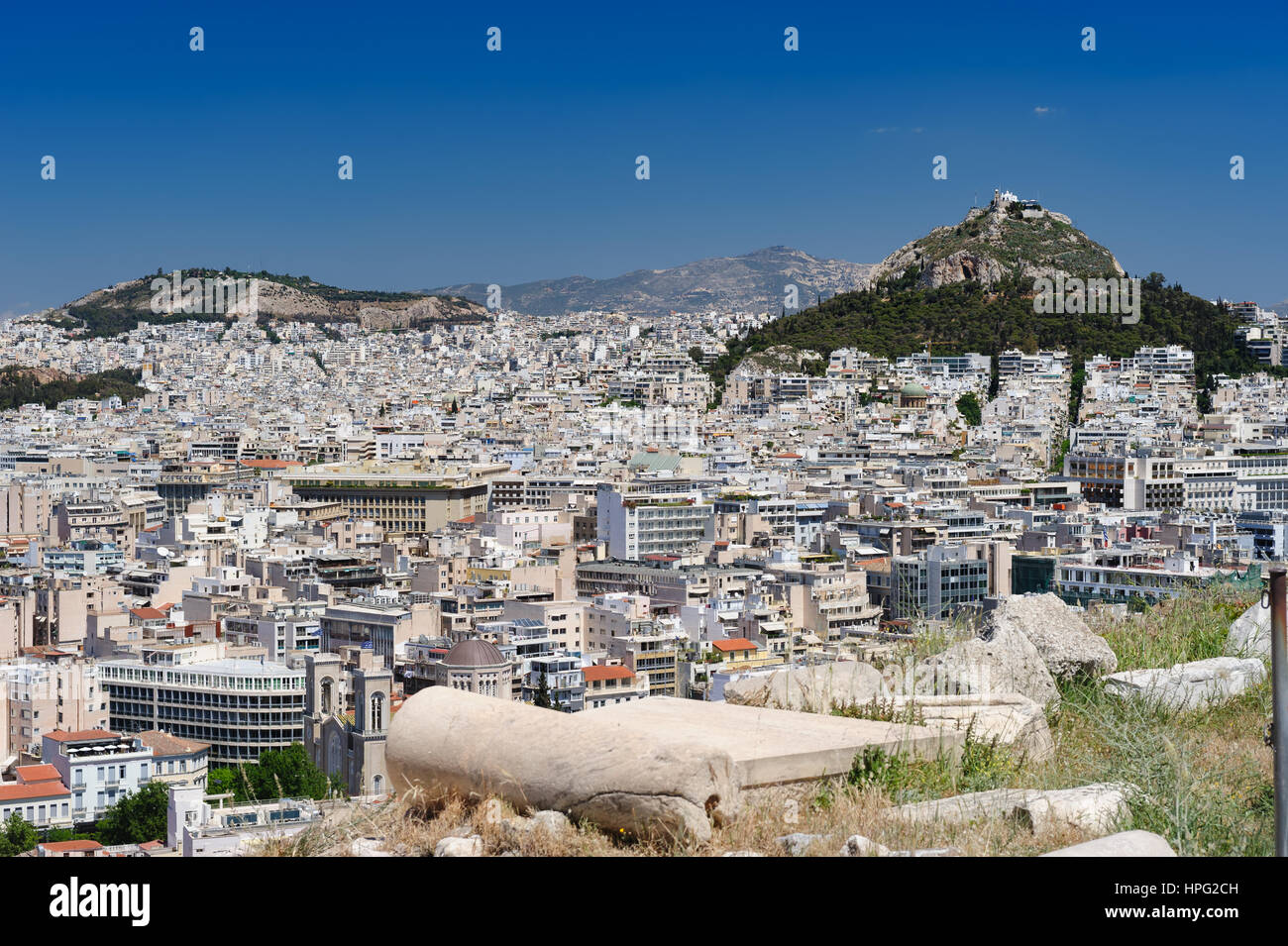 Athènes, Grèce - 27 Avril 2016 : vue de l'Acropole à célèbre ville moderne avec la colline Lycabettus au contexte Banque D'Images