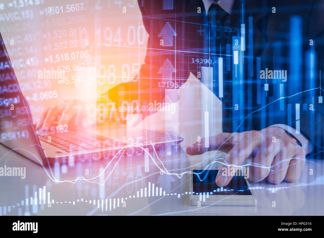 L'homme d'affaires sur des marchés numériques. L'entreprise numérique et financière bourse sur LED concept. Exprosure double entreprise de ma Banque D'Images