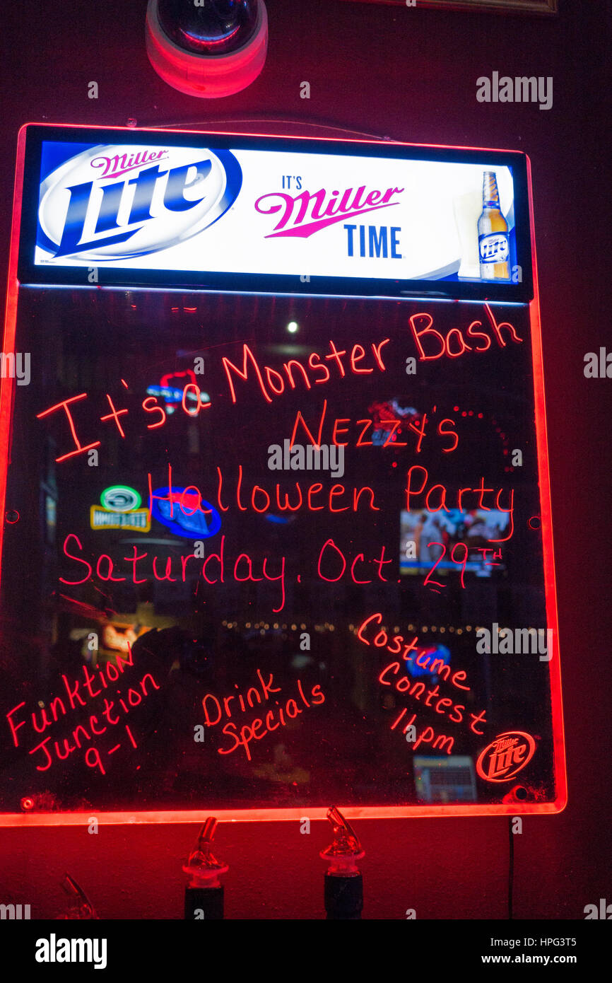 Bulletin board fluorescent à Nezzy's Bar la publicité Monster Bash Halloween party ce soir. Cumberland Wisconsin WI USA Banque D'Images