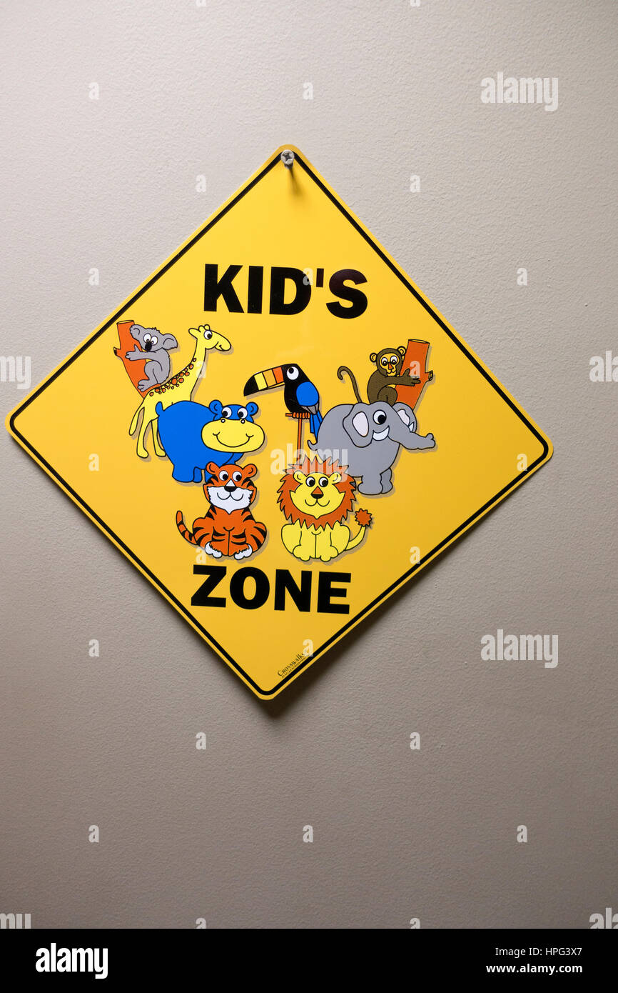 Panneau d'avertissement jaune désignant cette zone comme une 'Kid's Zone'. Banque D'Images