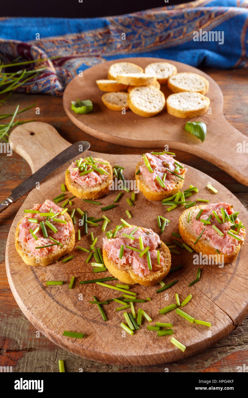 Teewurst sur une tranche de la bruschetta garni d'épices et la ciboulette fraîche hachée Banque D'Images