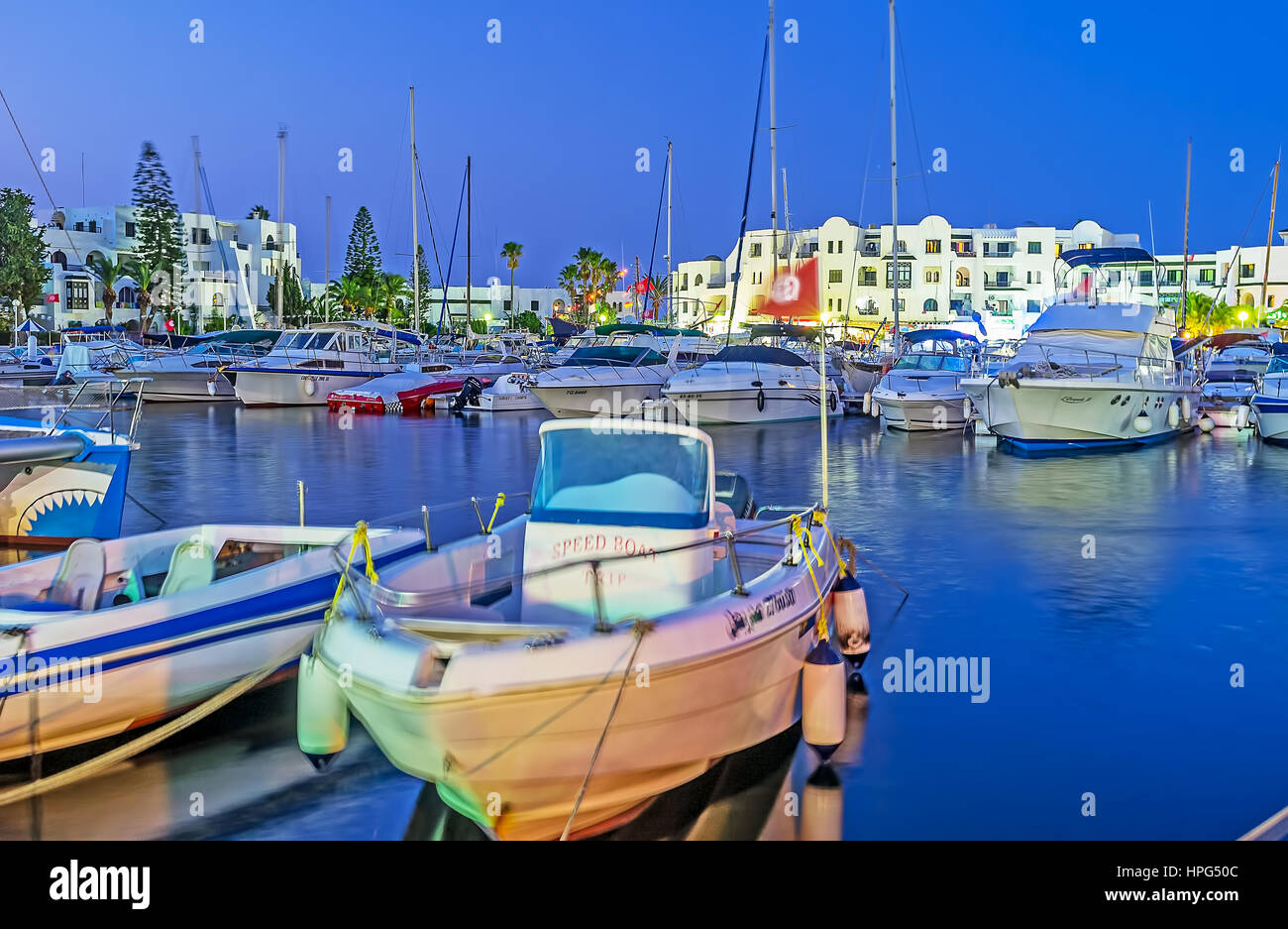 EL KANTAOUI, TUNISIE - 28 août 2015 : Les bâtiments blancs du port derrière les bateaux et yachts, le 28 août à El Kantaoui. Banque D'Images