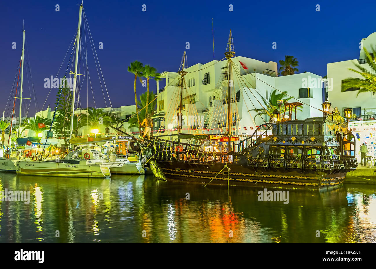 EL KANTAOUI, TUNISIE - 28 août 2015 : La soirée port propose différentes attractions pour les touristes, les gens visitent les restaurants locaux, décrochage souvenirs Banque D'Images