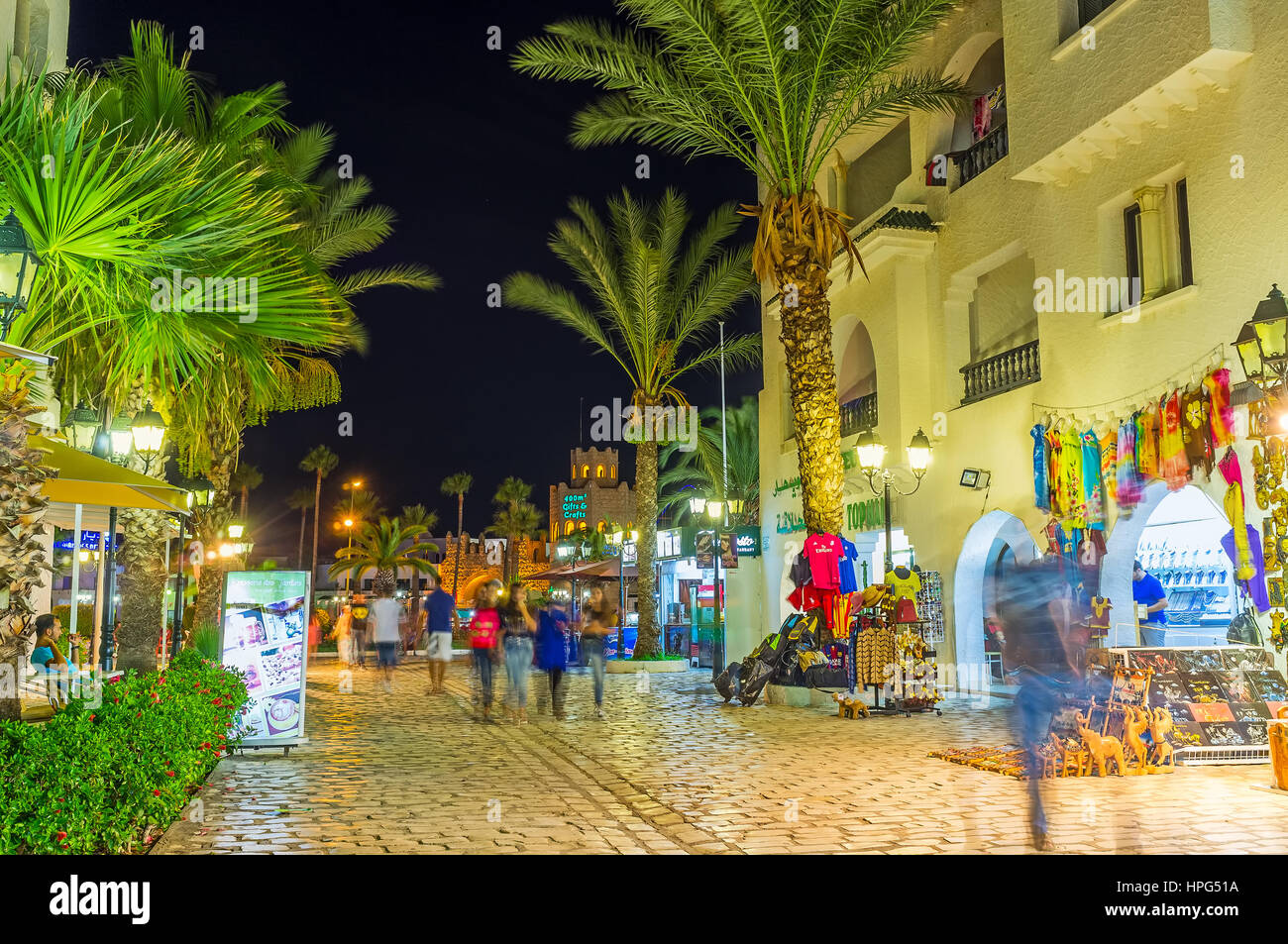 EL KANTAOUI, TUNISIE - 28 août 2015 : La soirée douce rend les rues de resort attrayant pour les touristes, aller pour la promenade, visite du marché local Banque D'Images