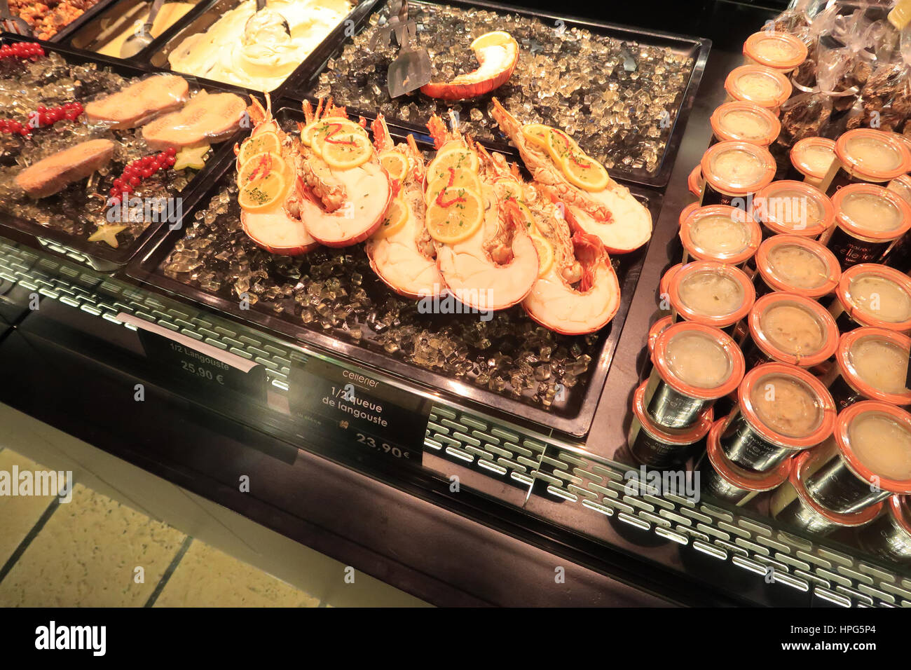 Comptoir de fruits de mer aux Halles de Lyon, Paul Bocuse Photo Stock Alamy