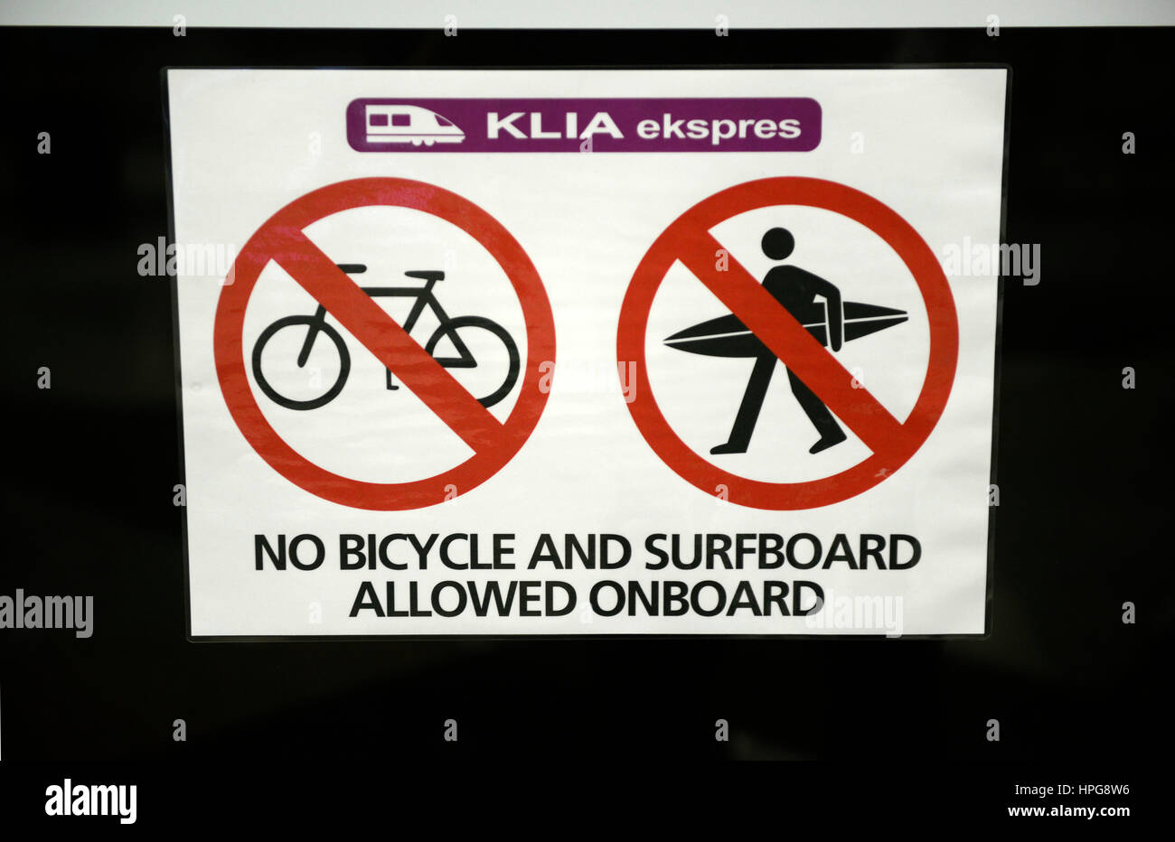 L'Asie du Sud-Est, la Malaisie, Kuala Lumpur, close-up sur un "pas de vélo et surf autorisée à bord' Kuala Lumpur Express, le train rapide reliant le centre-ville et l'aéroport de KL KL Banque D'Images