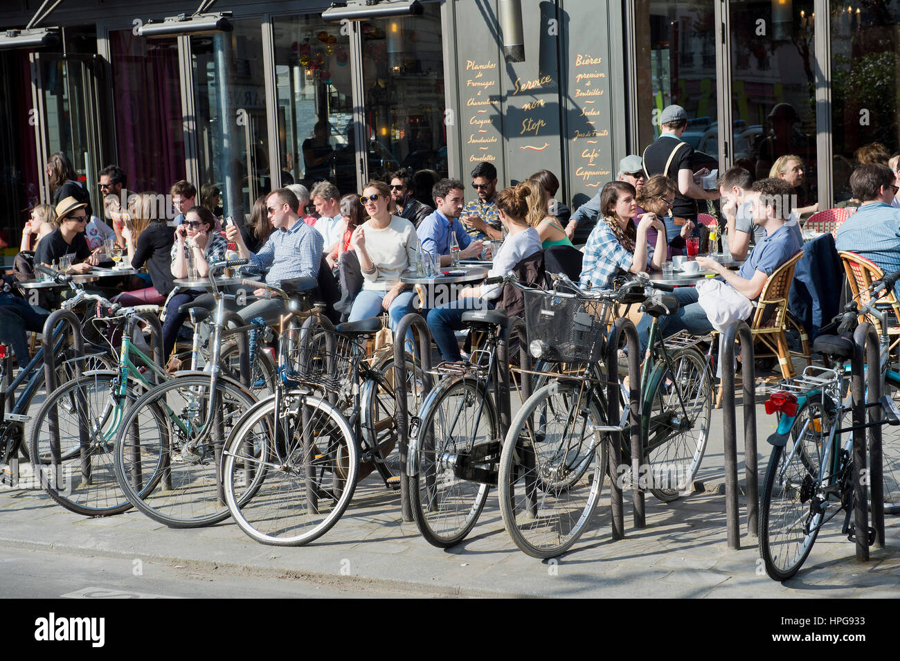 France, Paris (75), 3ème arrondissement de Paris, Le Marais, rue Dupetit Thouars, terrasse de café Banque D'Images
