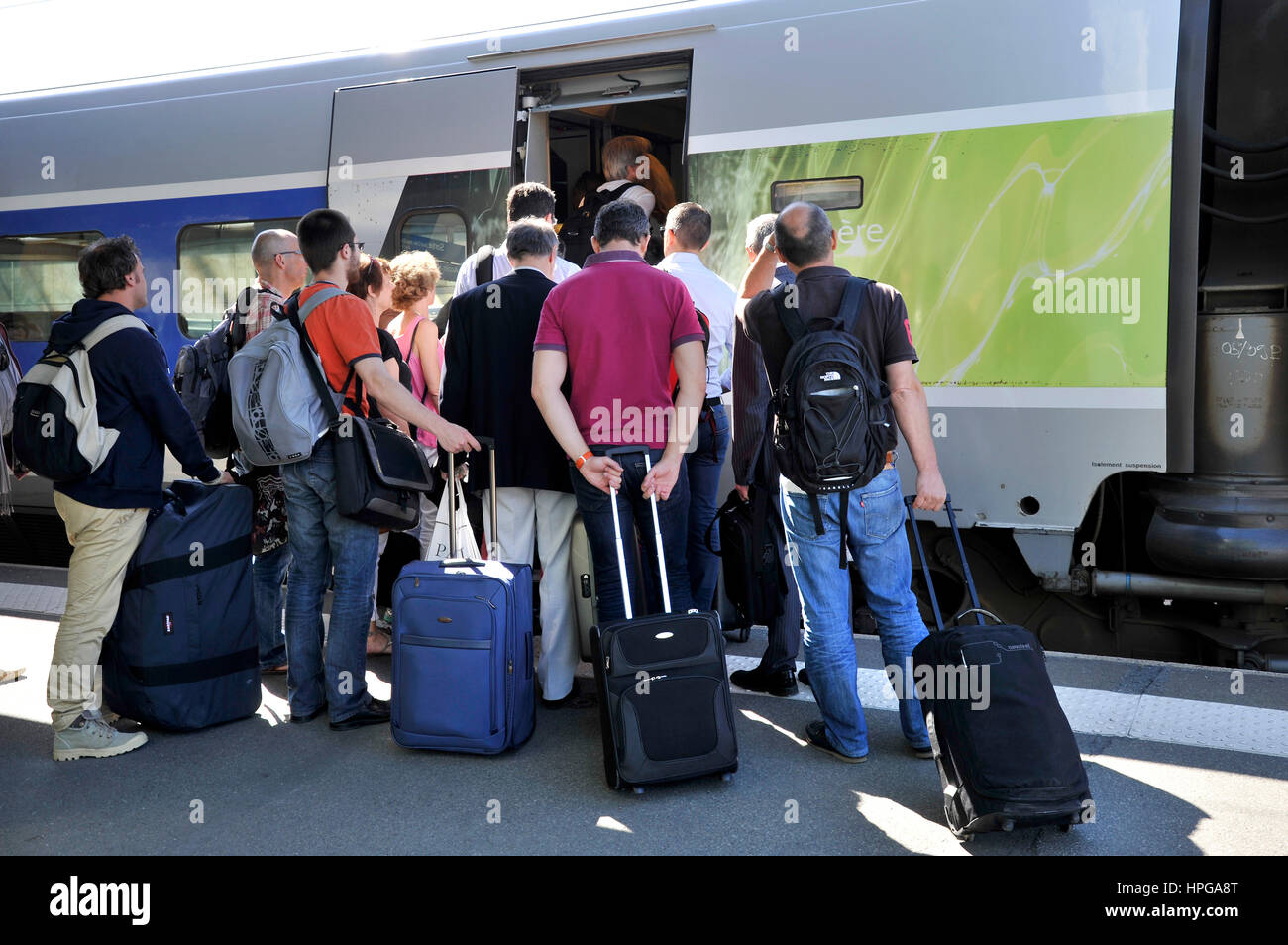 La France, l'ouest de la France, de la gare de Nantes, les voyageurs d'embarquer dans un train à grande vitesse Banque D'Images