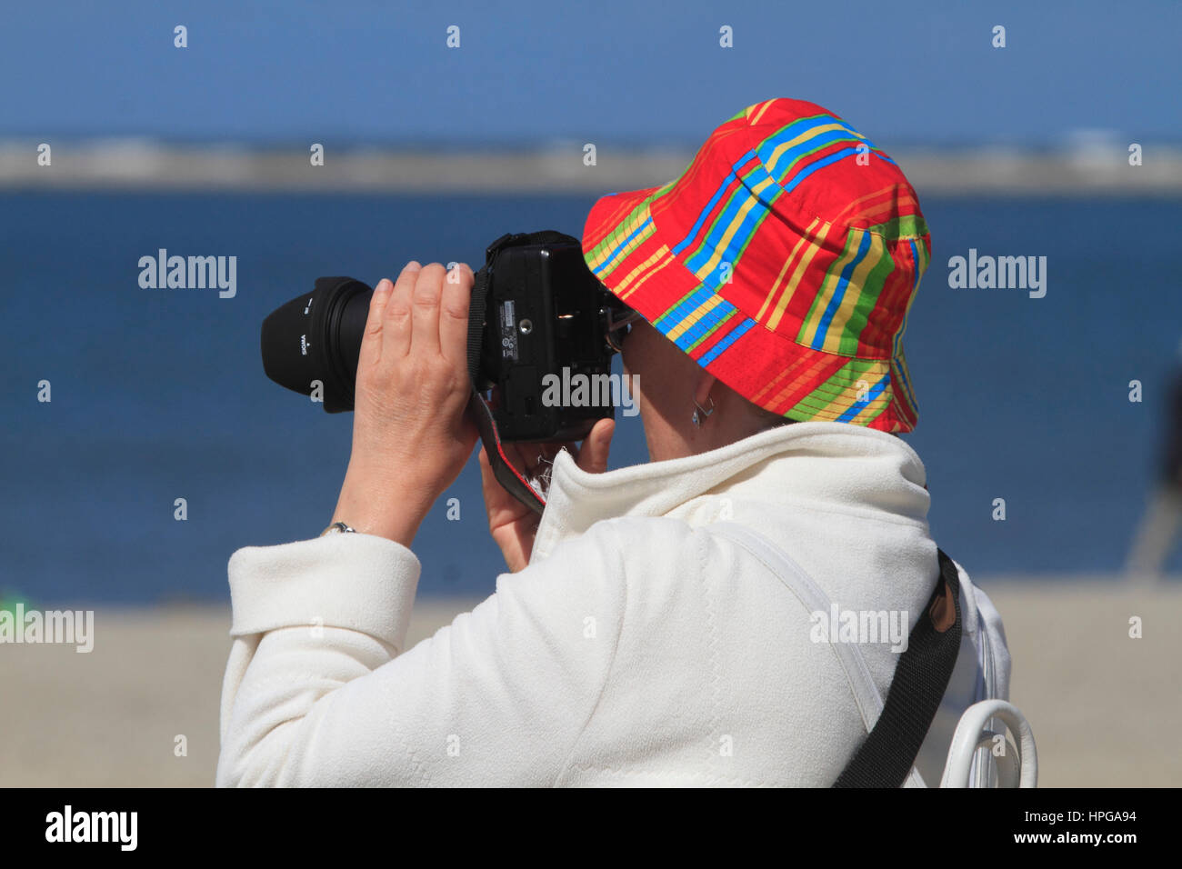 Vieille Femme à l'aide d'un appareil photo reflex numérique. Banque D'Images