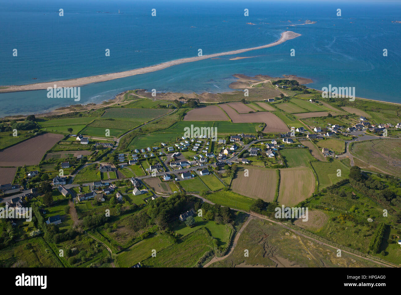 France, Bretagne, Côtes-d'Armor, Sillon de Talbert (lit. Sillon de Talbert), la barre de sable s'avance dans le canal, vue aérienne Banque D'Images