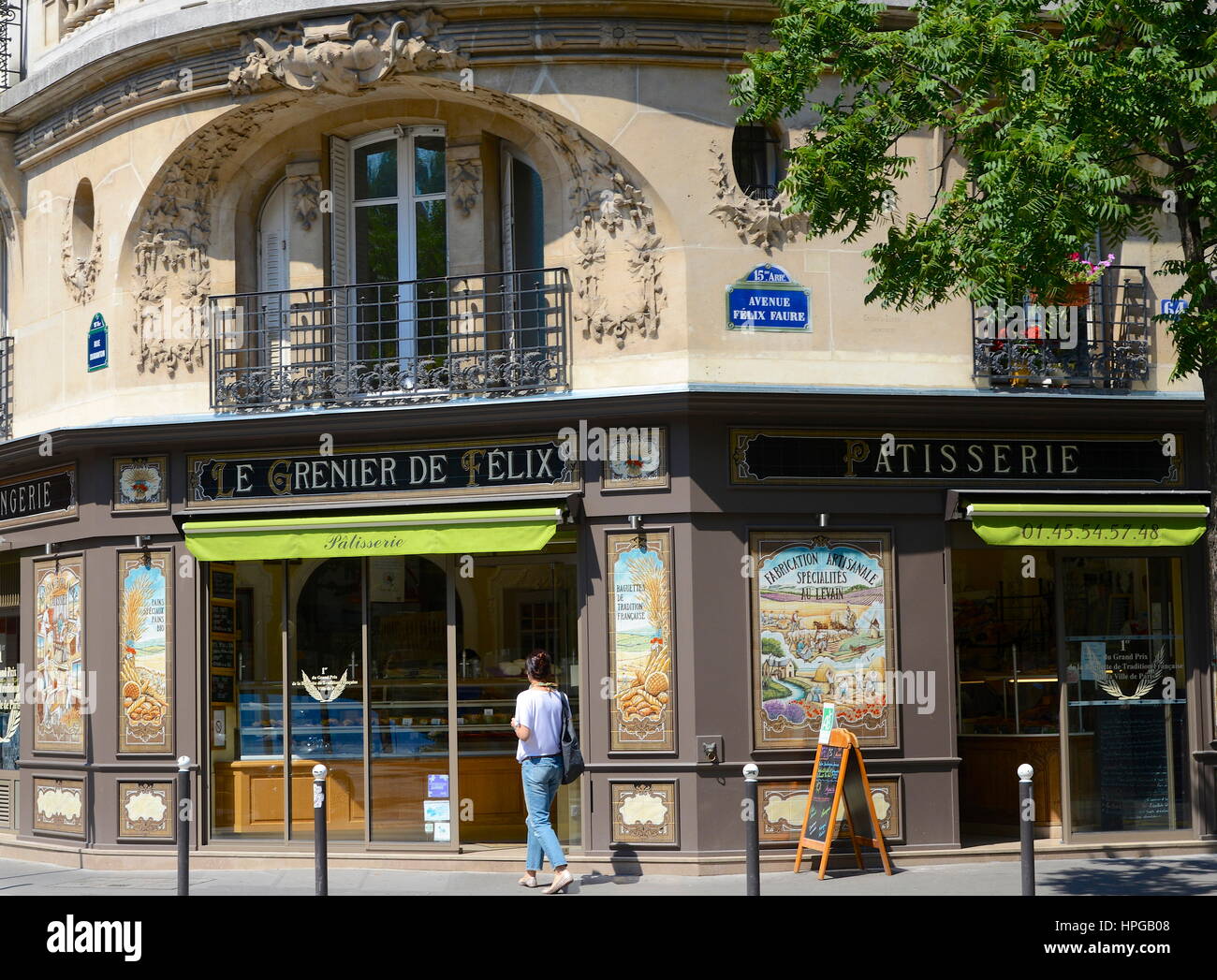 France, Paris 15ème arrondissement, Avenue Felix Faure. Une femme marche  dans une boulangerie avenue Felix Faure Photo Stock - Alamy
