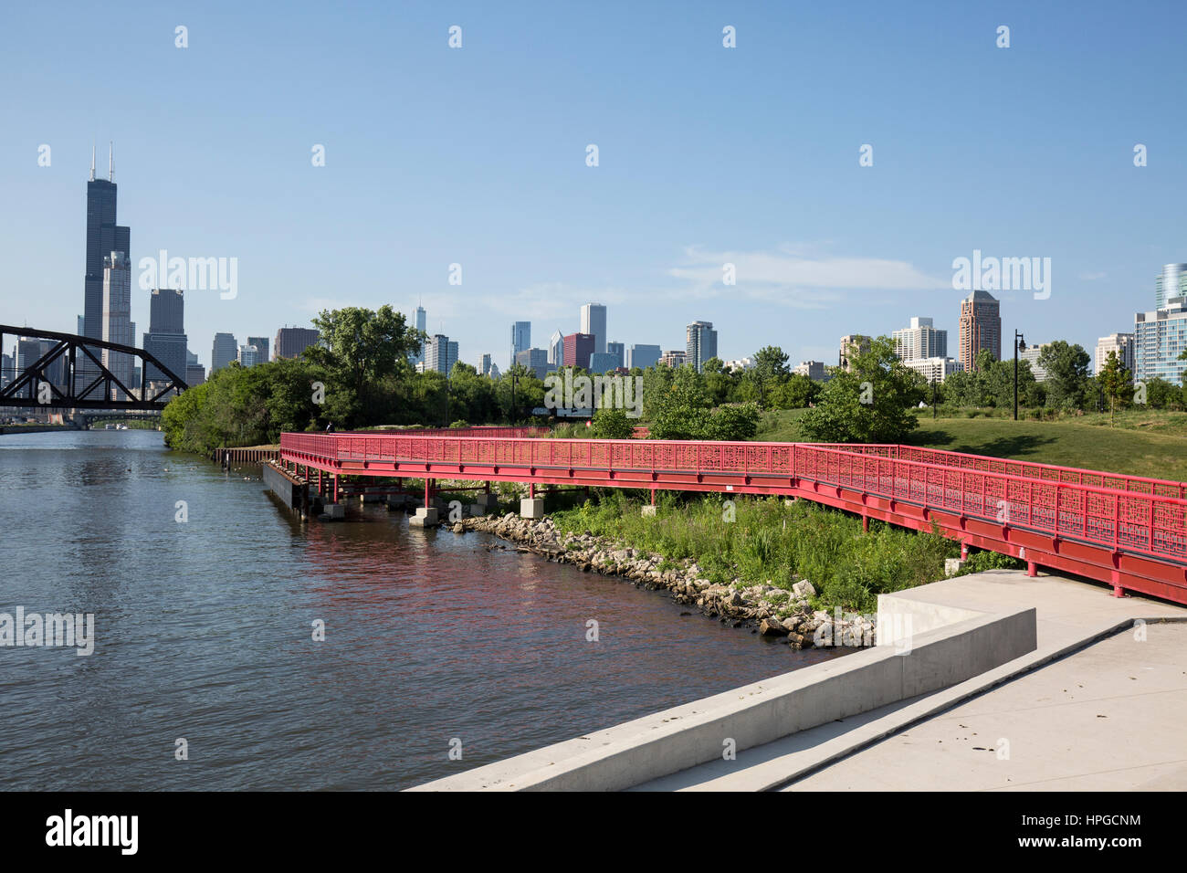 Riverwalk à Ping Tom Memorial Park, Chicago skyline en arrière-plan. Banque D'Images