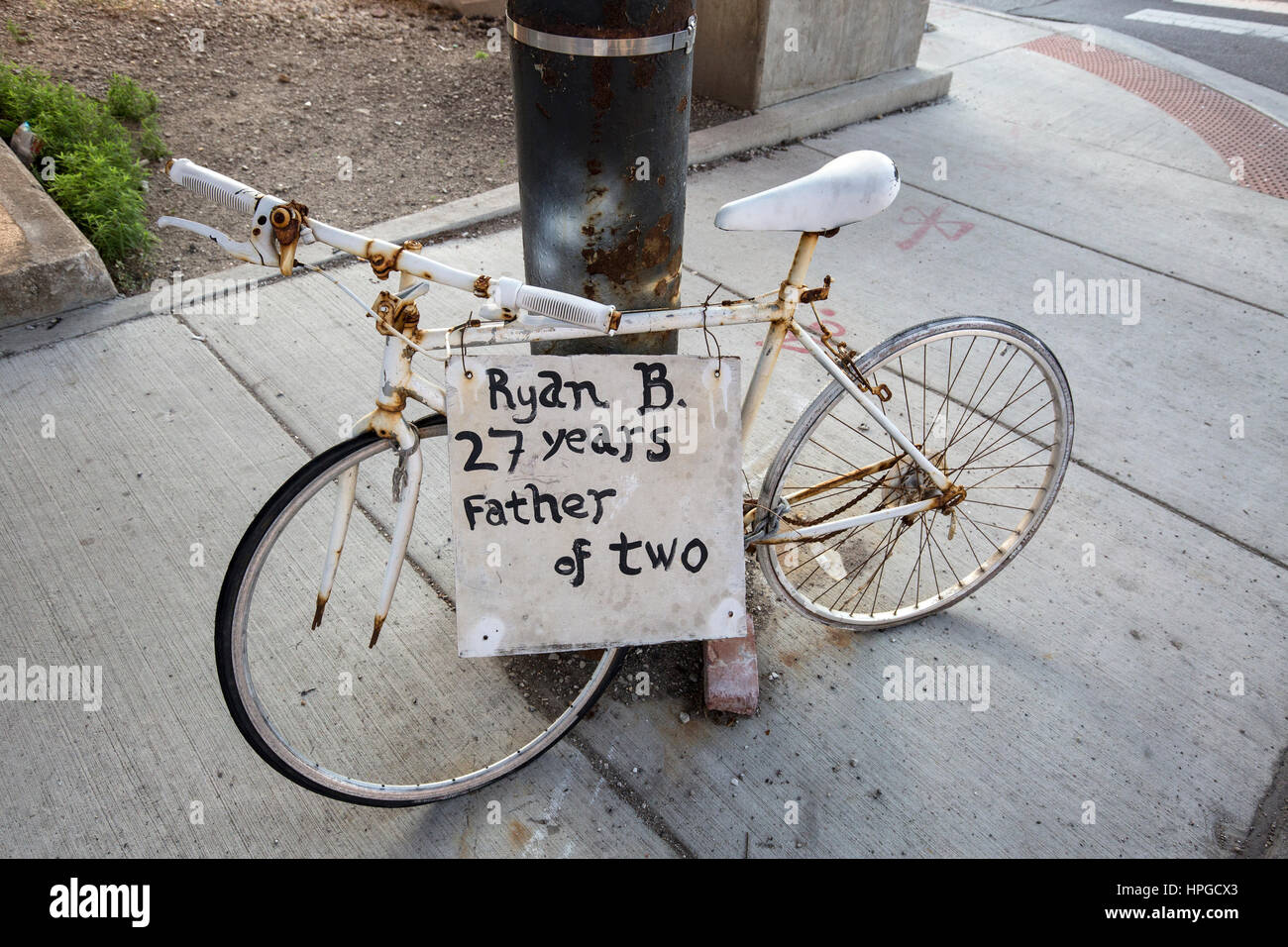 Vélo Ghost dans le quartier chinois de Chicago se souvenir de district un homme tué dans un accident de vélo. Banque D'Images