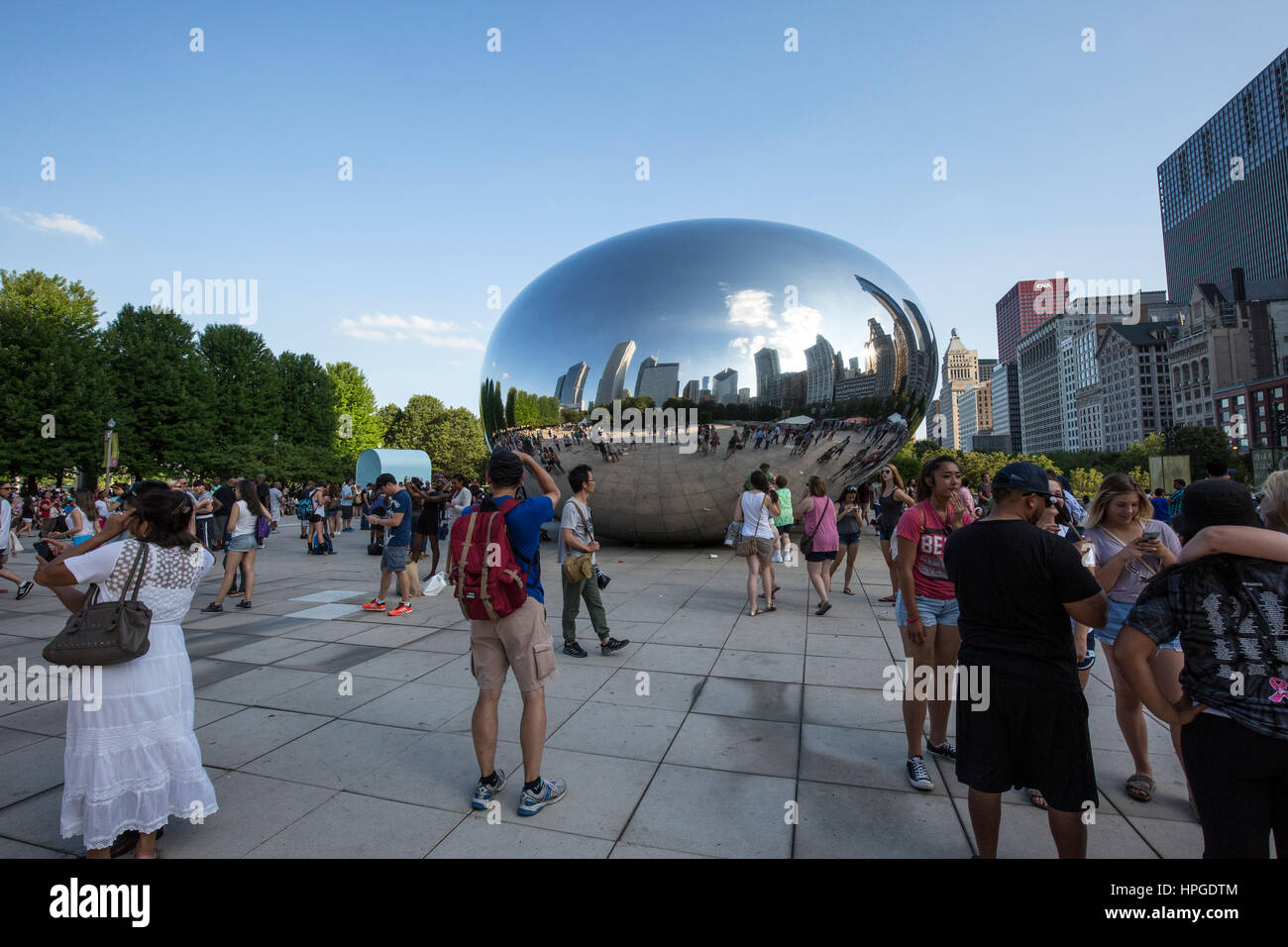 Cloud Gate (plus connue sous le nom de Bean), public, sculpture d'Anish Kapoor, à l'AT&T Plaza à Millennium Park, le centre-ville de Chicago Banque D'Images