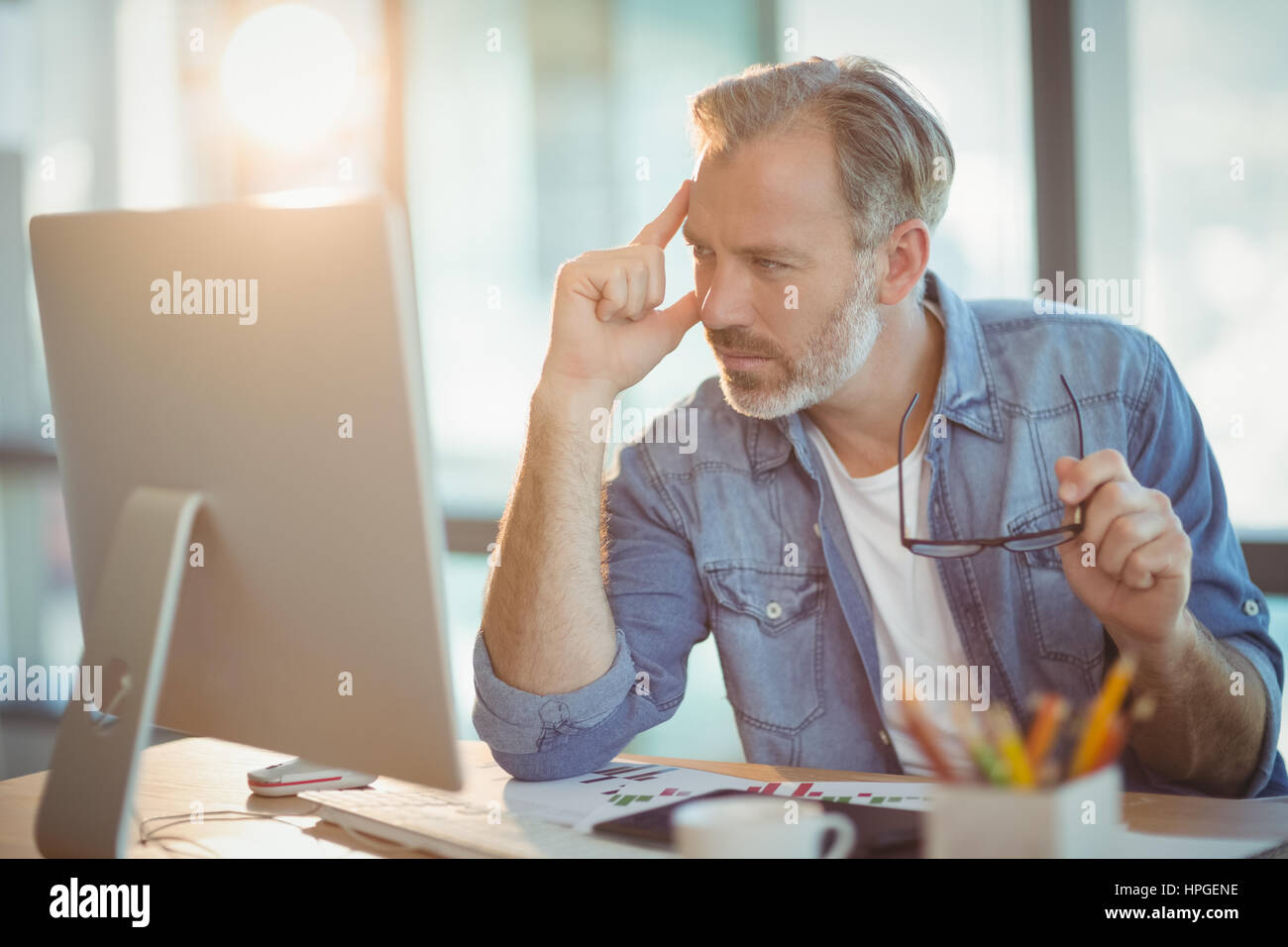 Homme graphic designer working on computer in office Banque D'Images