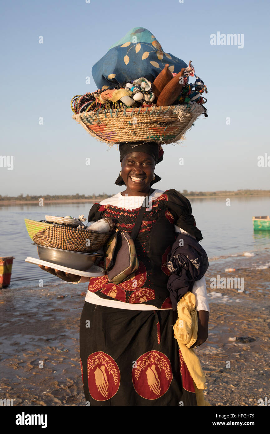 Fitou transportant ses marchandises sur les rives du Lac Rose ou Lac Retba au Sénégal Banque D'Images