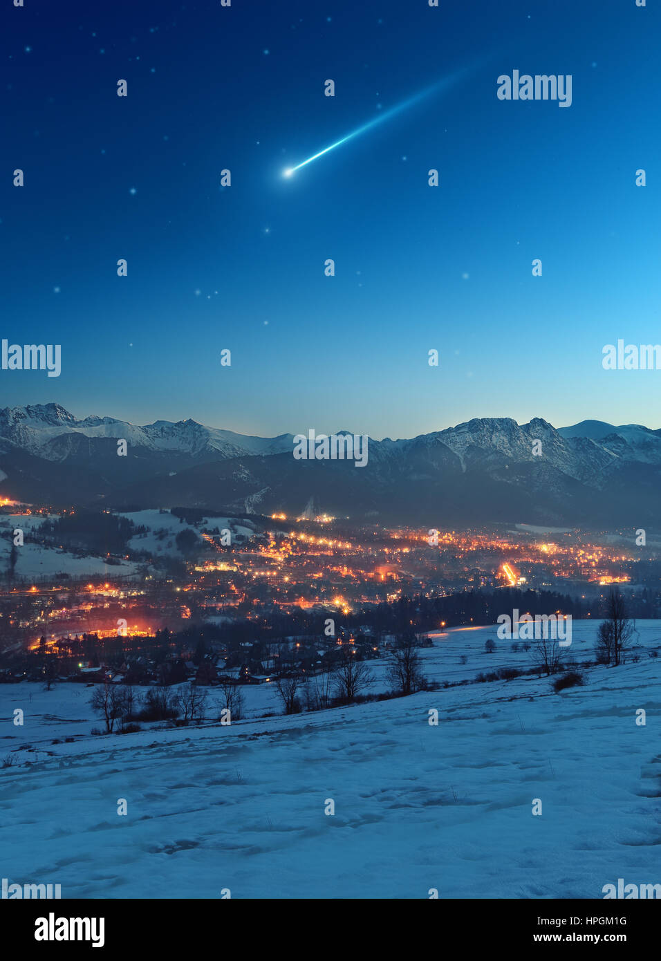 Étoile filante sur la ville de Zakopane - Pologne Banque D'Images