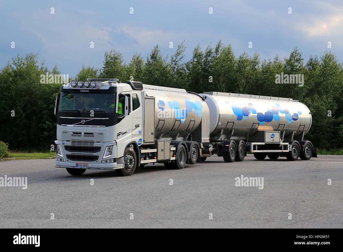 RAJAMAKI, FINLANDE - le 2 juillet 2016 : Volvo FH 500 blanc lait Valio tank truck se déplace le long de cour asphaltée sur une journée nuageuse. La température habituelle de transpor Banque D'Images