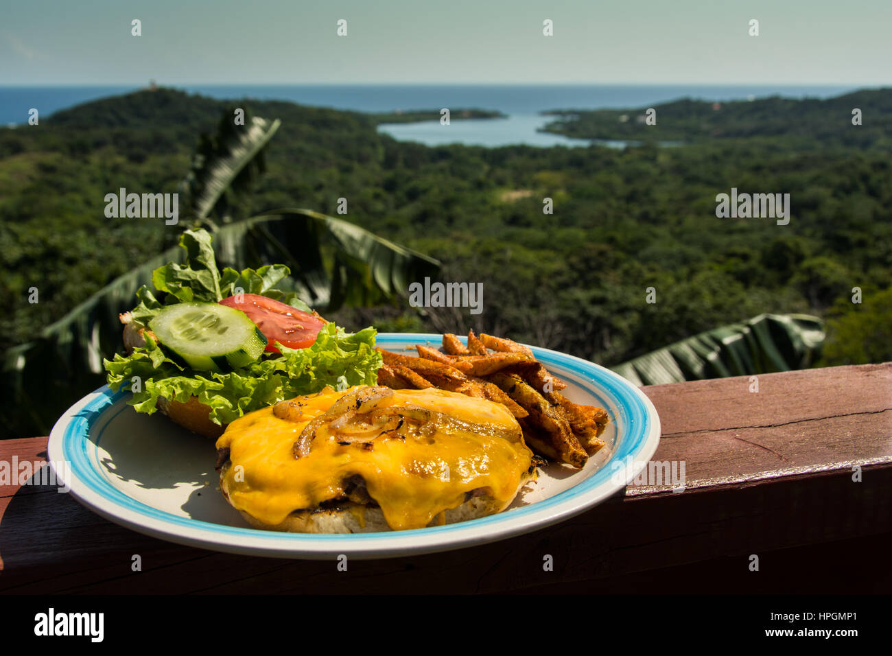 Cheeseburger au décor tropical Banque D'Images