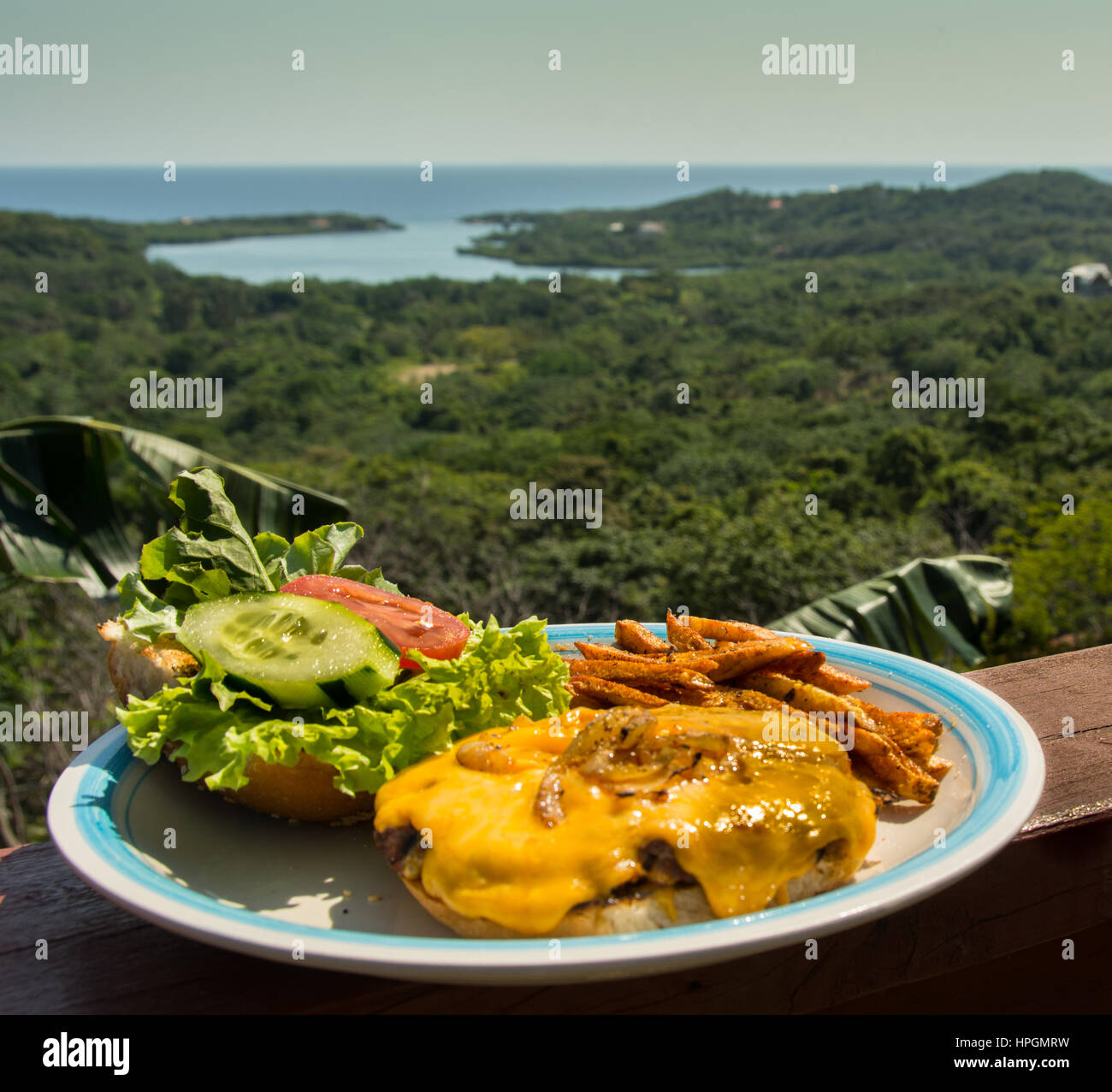 Cheeseburger au décor tropical Banque D'Images