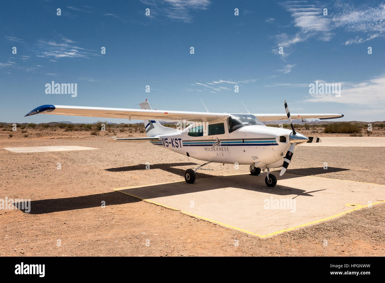 Un Cessna 210, l'inscription V5-KST, assis sur l'aviation à Doro Nawas dans le nord-ouest de la Namibie. Il est peint dans les couleurs de l'air en milieu sauvage. Banque D'Images