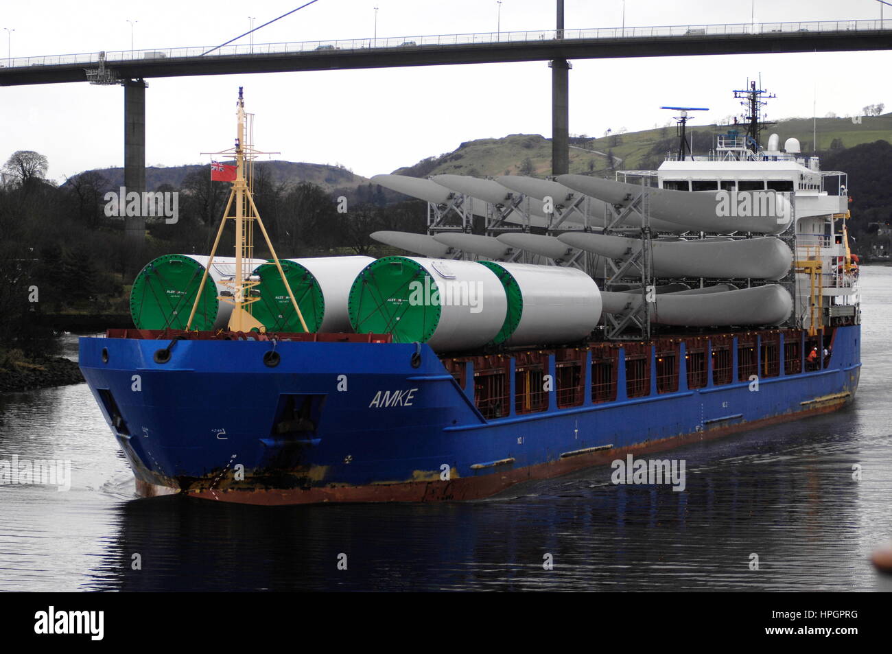 AJAXNETPHOTO. Février 22, 2012. ERSKINE, l'Écosse. - GREEN CARGO - LE CARGO AMKE DIRIGE LE CLYDE RIVER VERS GLASGOW AVEC UNE CARGAISON de gousses d'ÉOLIENNE ET LES PALES. PHOTO:JONATHAN EASTLAND/AJAX REF:D122902 1781 Banque D'Images