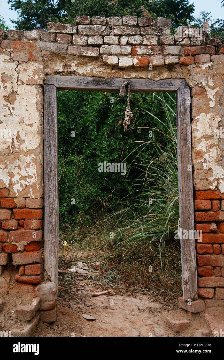 Dans le cadre de la porte en bois mur en brique, Vrindavan, Inde. Banque D'Images