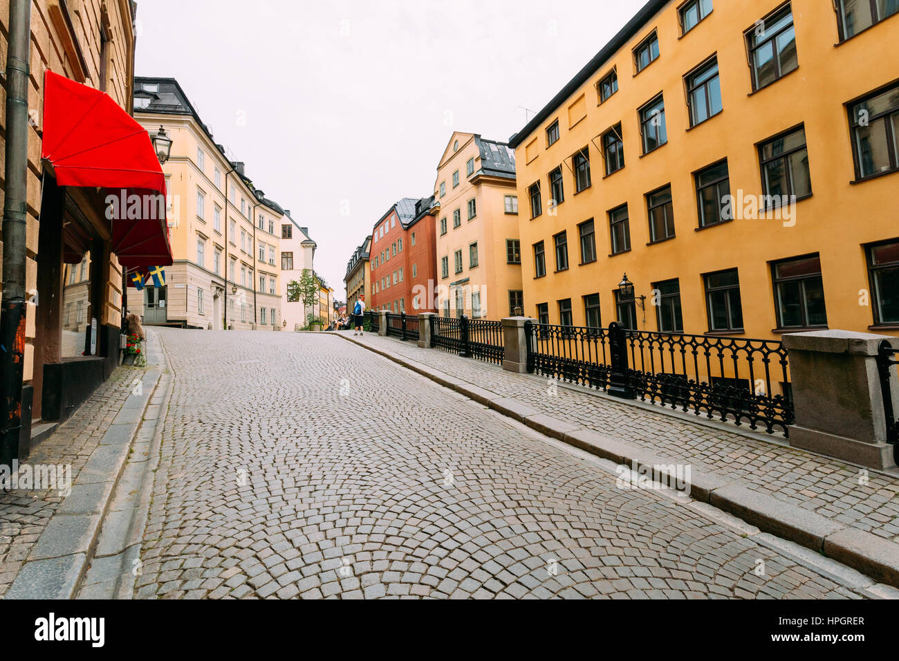 Rue Pavée avec des pierres de pavage à Stockholm, en Suède. Maisons colorées. Banque D'Images