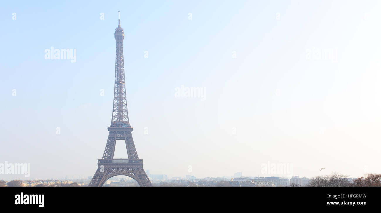 La tour Eiffel et toits de Paris avec grand espace pour votre propre texte Banque D'Images