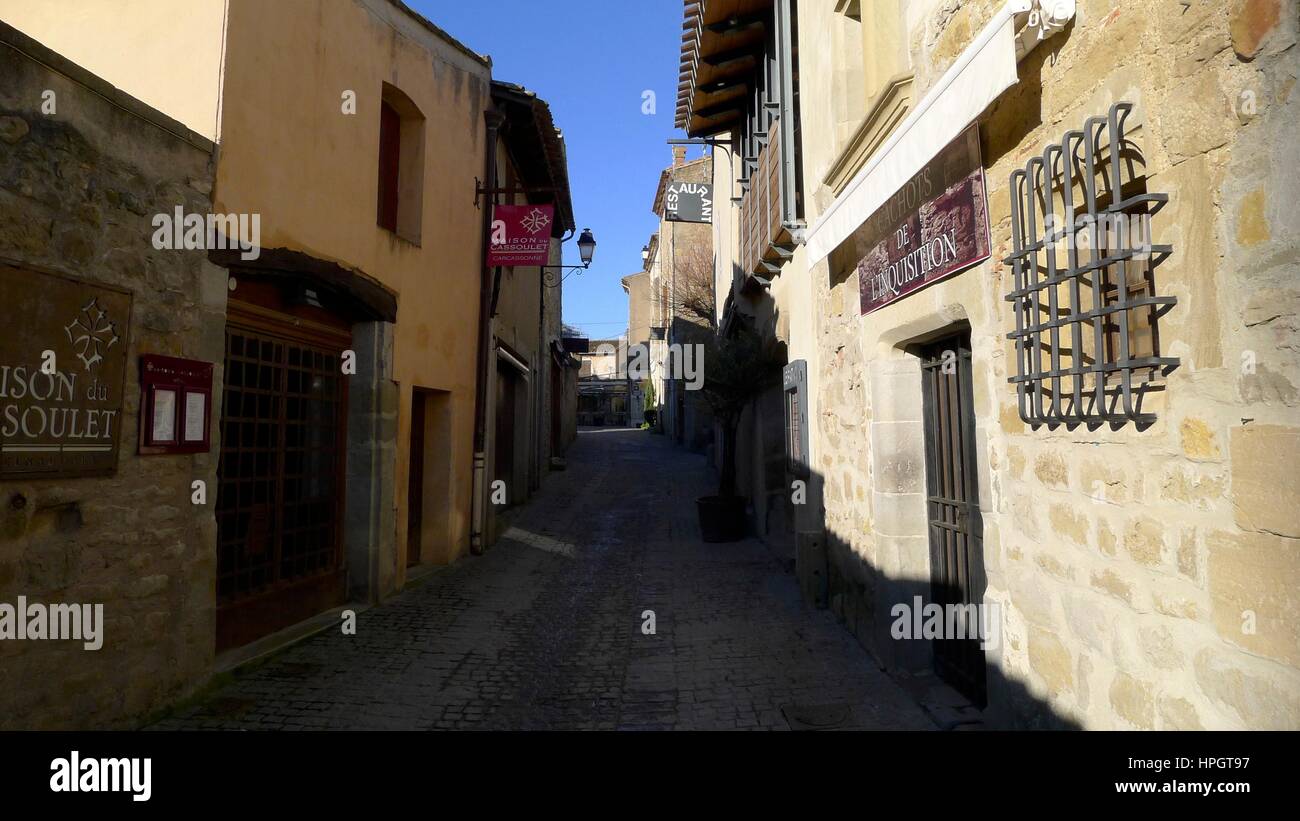 Rue étroite avec des bâtiments en pierre et des ombres Banque D'Images