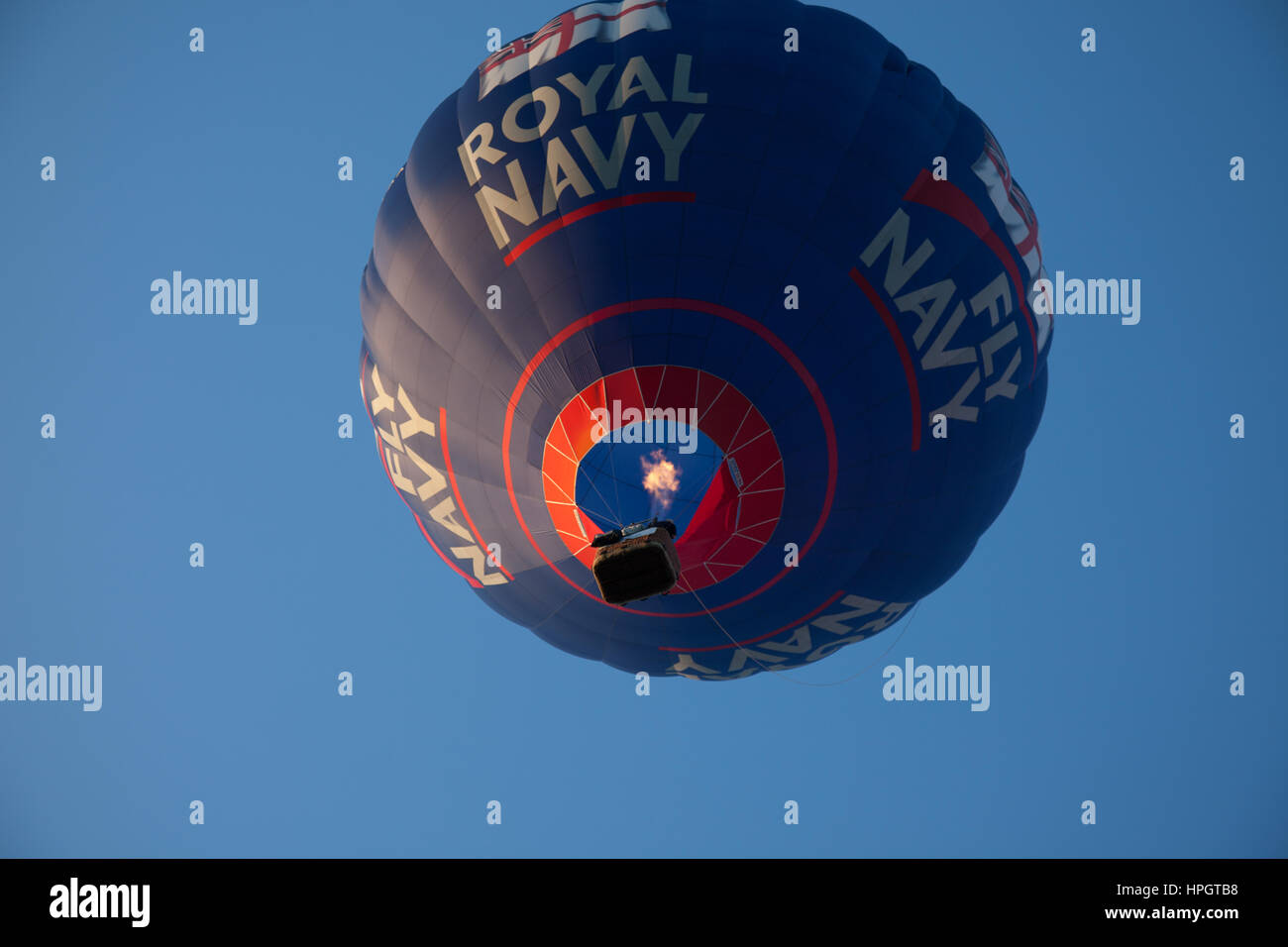 Un ballon à air chaud à partir de ci-dessous montrant le logo de la Royal Navy Banque D'Images